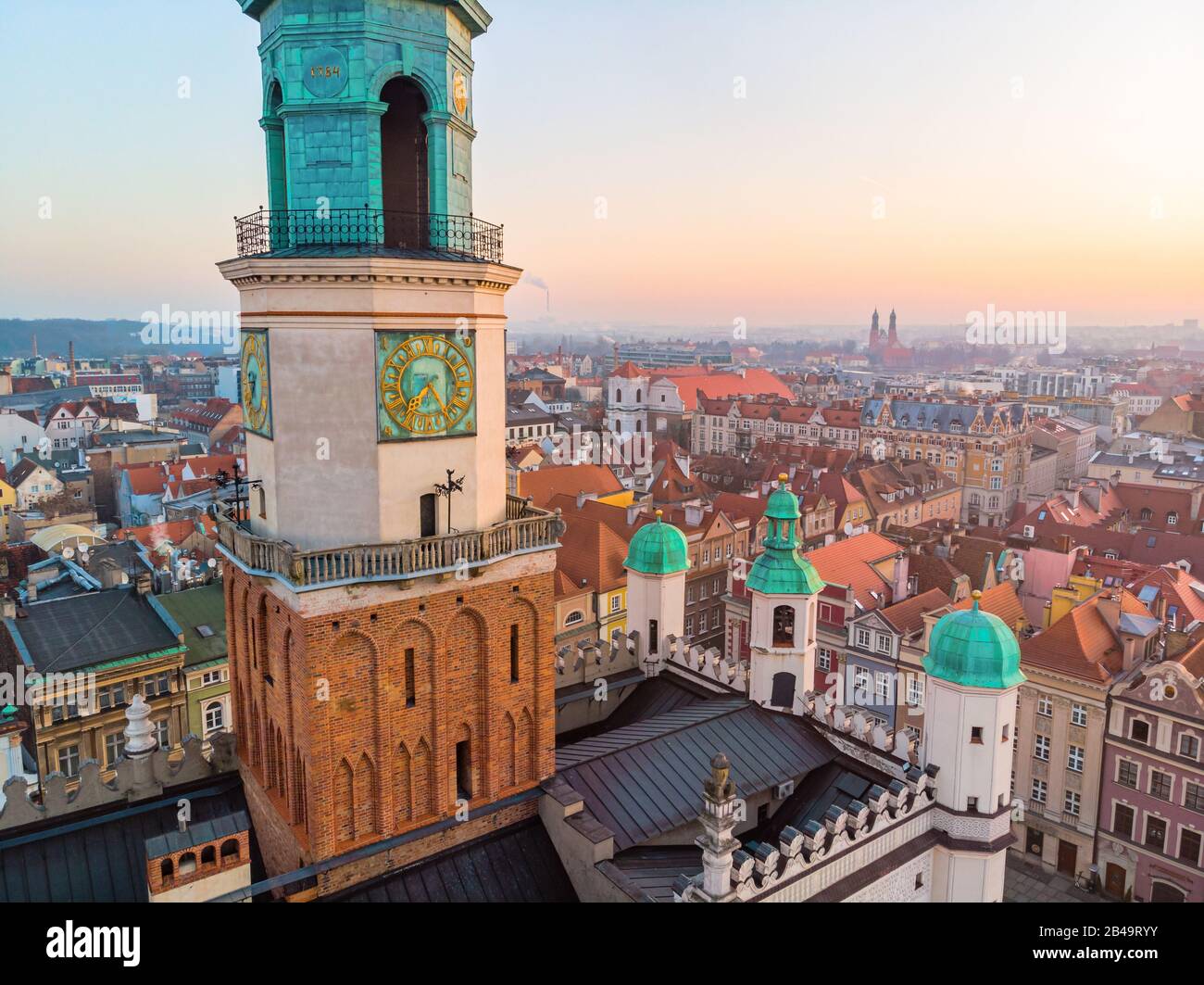 Alba sul Vecchio mercato e Municipio a Poznan, Polonia Foto Stock