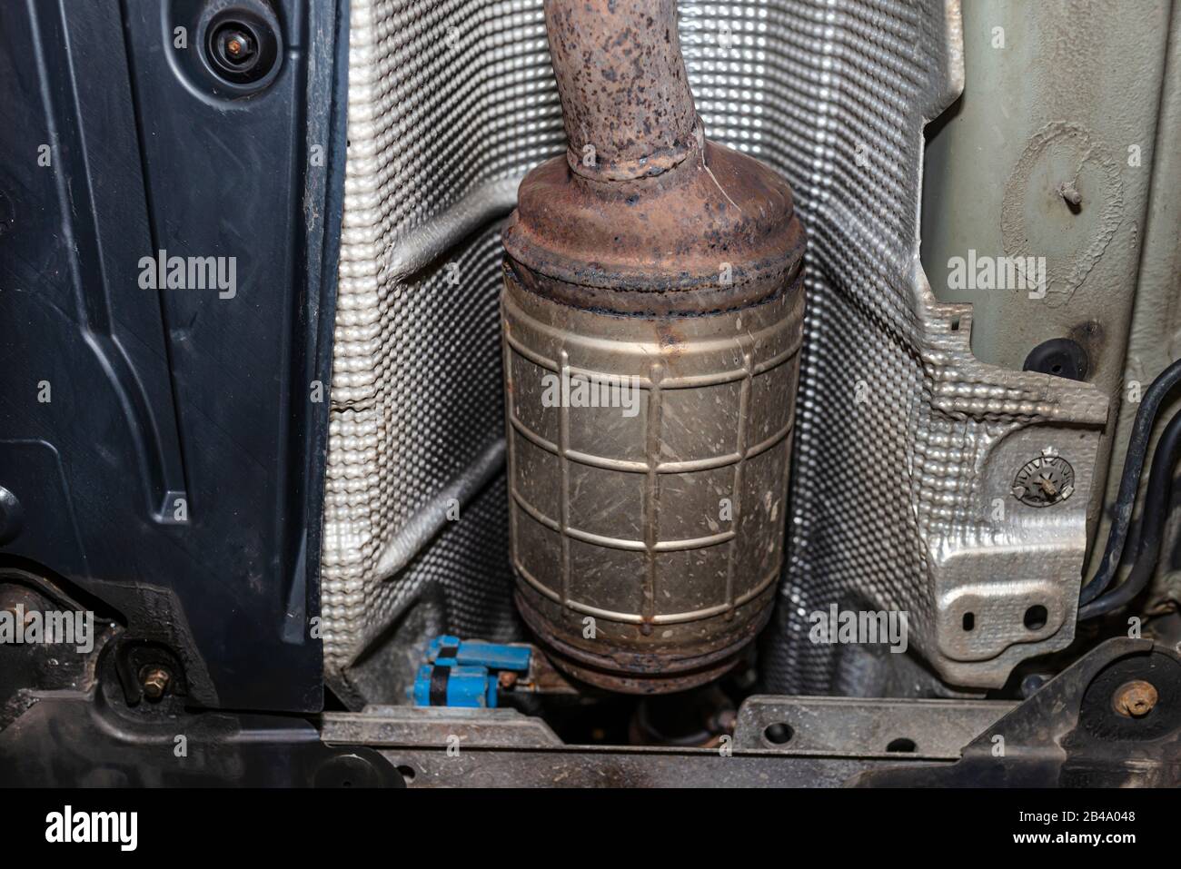Un filtro antiparticolato diesel nel sistema di scarico in un'auto su un  ascensore in un'officina, visto dal basso Foto stock - Alamy