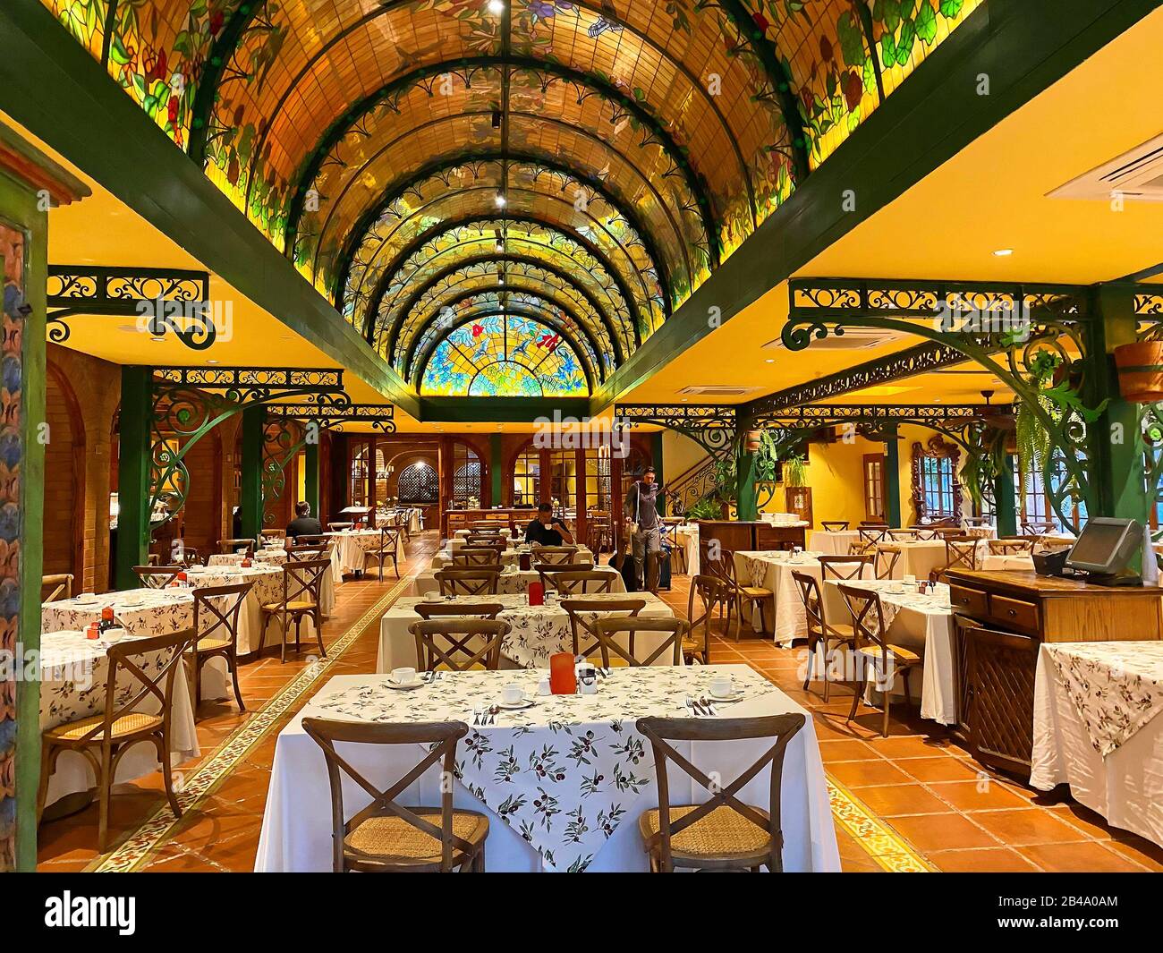 Sala da pranzo, Hotel Santa Cruz Plaza, soffitto a cupola di vetro colorato, set di tavoli, attraente, luogo di pranzo, Santa Cruz; Cile; Sud America; estate Foto Stock