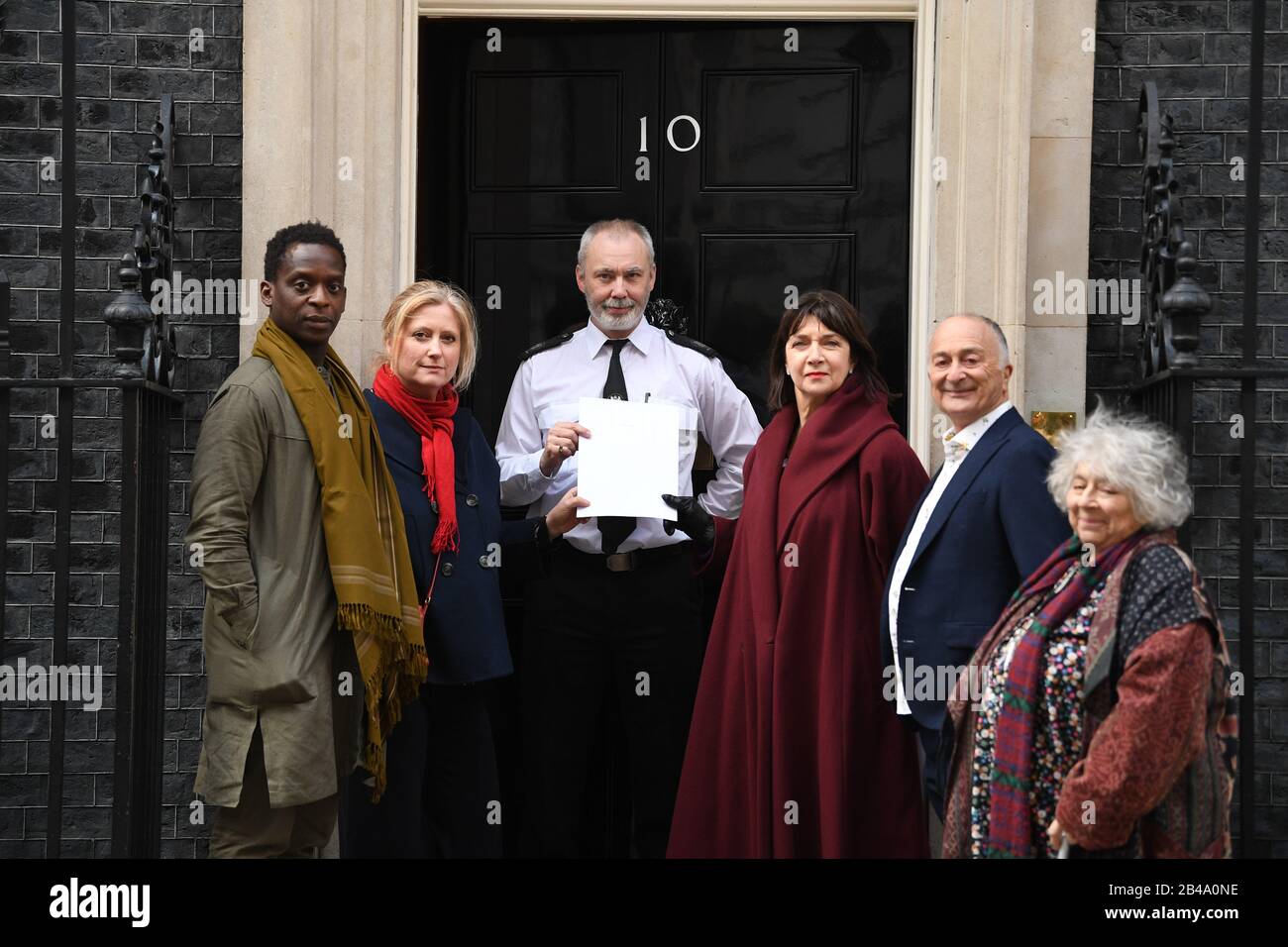 (Da sinistra a destra) , Kobna Holdbrook-Smith, Susanna Harker, Presidente di Equity Maureen Beattie, Tony Robinson e Miriam Margolyes mano in petizione a 10 Downing Street cercando sostegno per le industrie creative. Foto PA. Data Immagine: Venerdì 6 Marzo 2020. Nella lettera, Equity chiede la protezione della BBC, un visto europeo per i professionisti della creatività, una maggiore enfasi sulle arti nell'istruzione e sostiene l'aumento dei finanziamenti per le arti nel prossimo bilancio, con investimenti nelle industrie creative sparsi in tutto il Regno Unito. Photo credit dovrebbe leggere: Stefan Rousseau/PA Filo Foto Stock