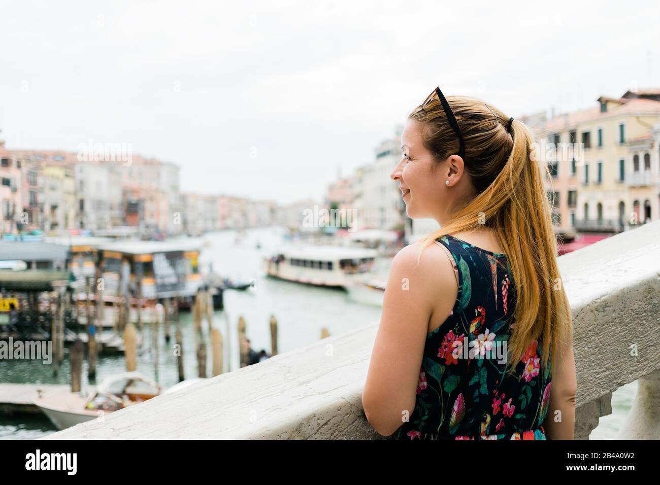Giovane viaggiatore femminile a Venezia, Italia godendo della vista del Canal Grande Foto Stock