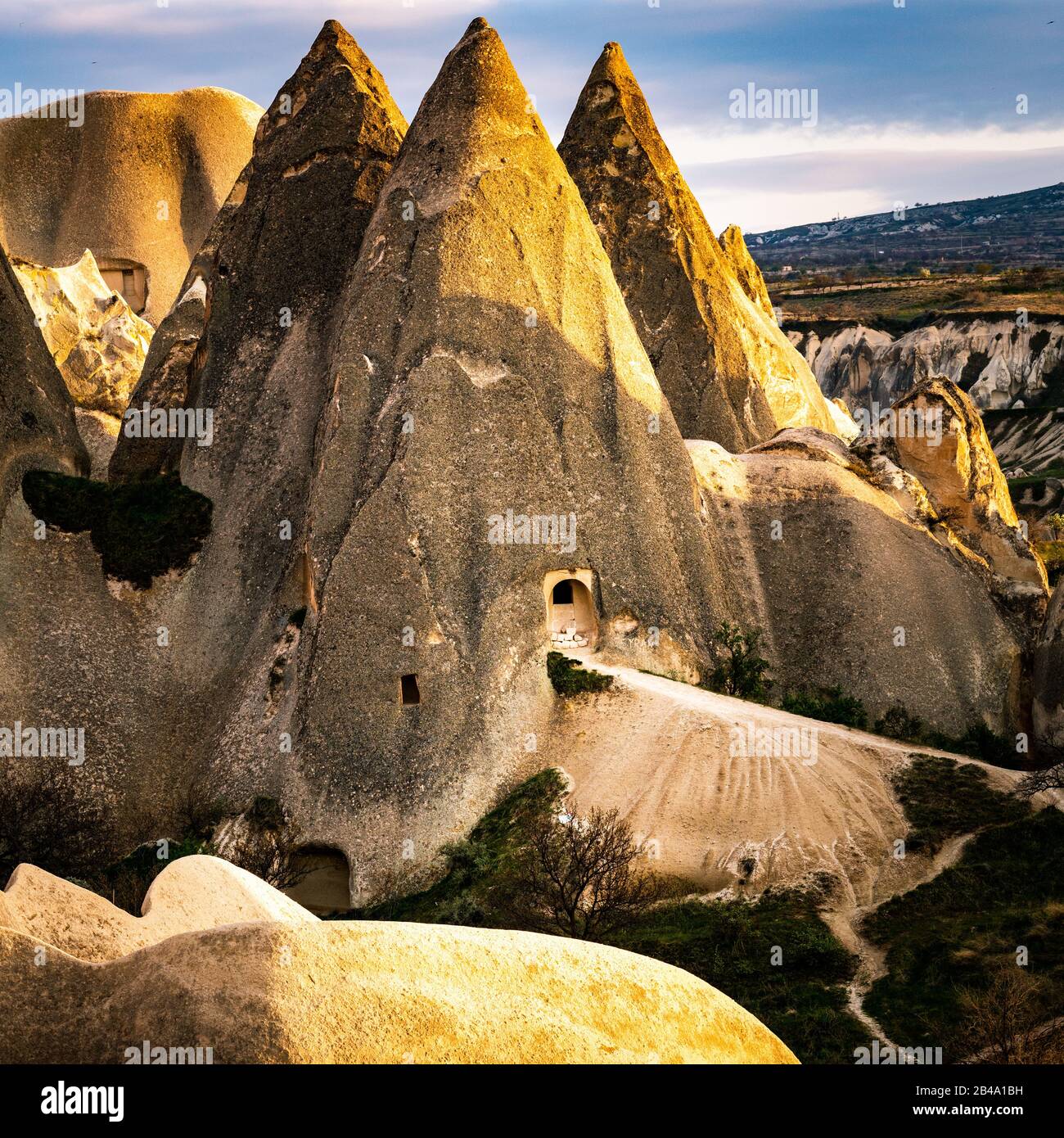 Red e Rose Valley al tramonto, Goreme, Cappadocia, Turchia. Pinnacles Foto Stock