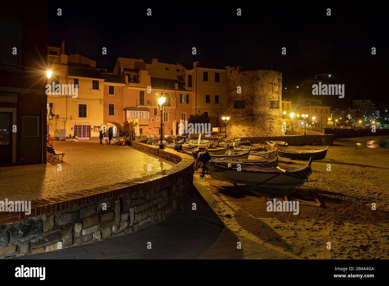 Vista notturna di Laigueglia, città balneare e famosa destinazione turistica sulla Riviera Italiana Foto Stock