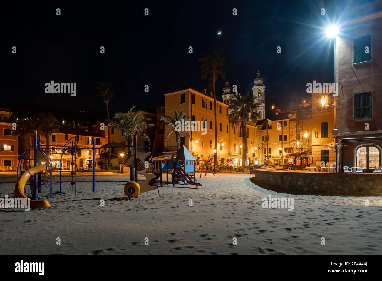 Vista notturna di Laigueglia, città balneare e famosa destinazione turistica sulla Riviera Italiana Foto Stock