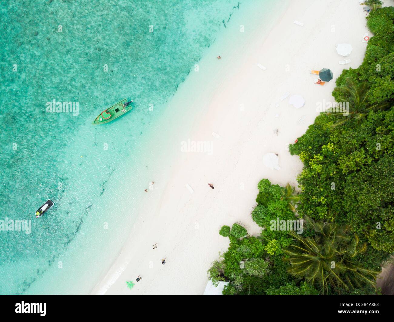 Veduta aerea del drone di foto spiaggia perfetta e laguna turchese su piccola isola tropicale alle Maldive Foto Stock