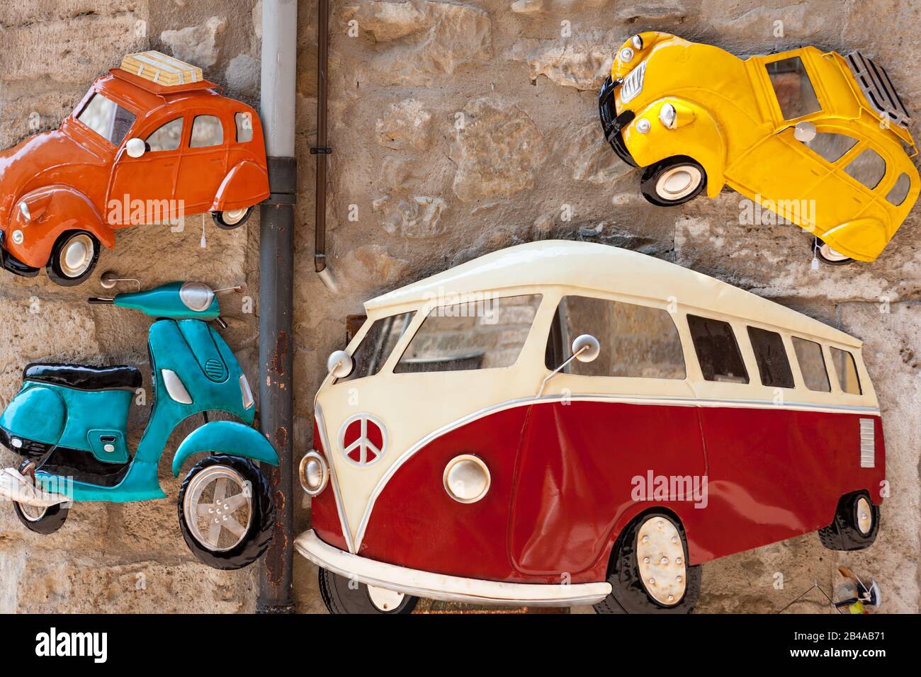 Giocattoli colorati dipinti in metallo automobili e scooter Foto Stock Giocattoli colorati dipinti in metallo automobili e scooter Foto Stock