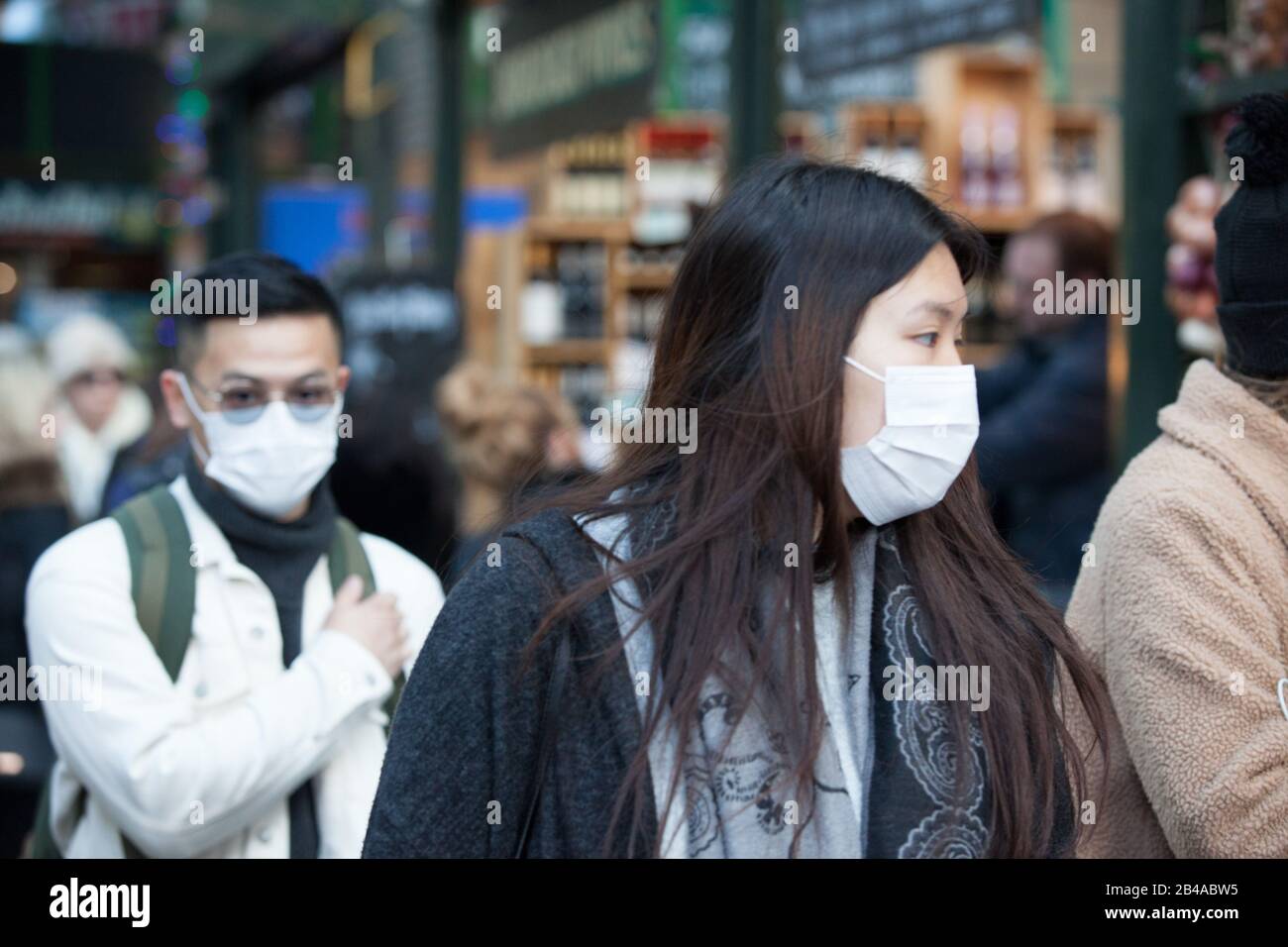 Londra, Regno Unito. 6th marzo 2020. Londoners e turisti hanno approfittato di una giornata di sole per esplorare le attrazioni della città senza indossare facemasks, mostrando un 'business come al solito' atteggiamento verso il Corvid-19 coronavirus. Anna Watson/Alamy Live News Foto Stock