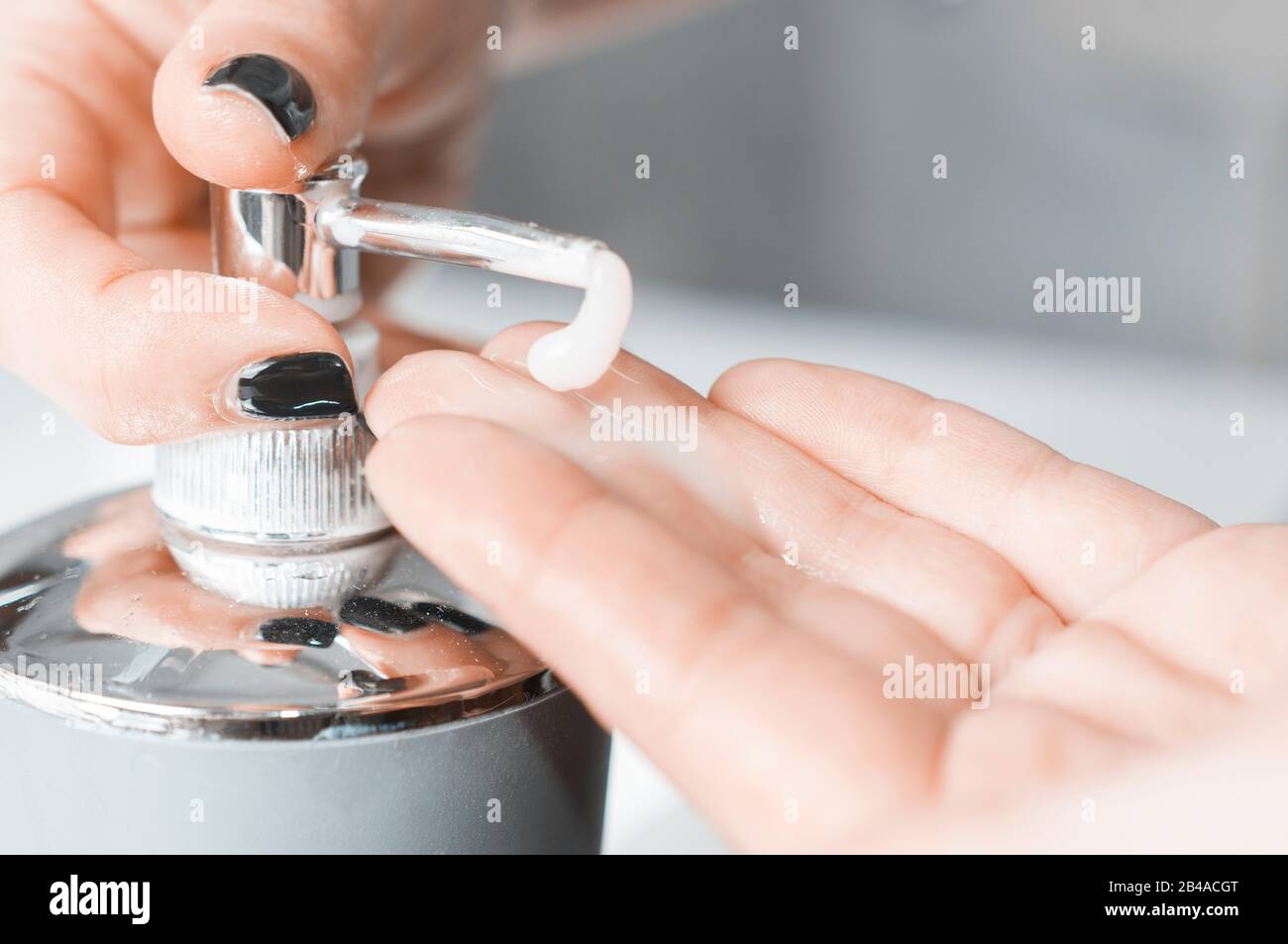 Tecniche efficaci di lavaggio a mano: Donna che salta le mani. Il lavaggio delle mani è molto importante per evitare il rischio di contagio da coronavirus e batteri Foto Stock