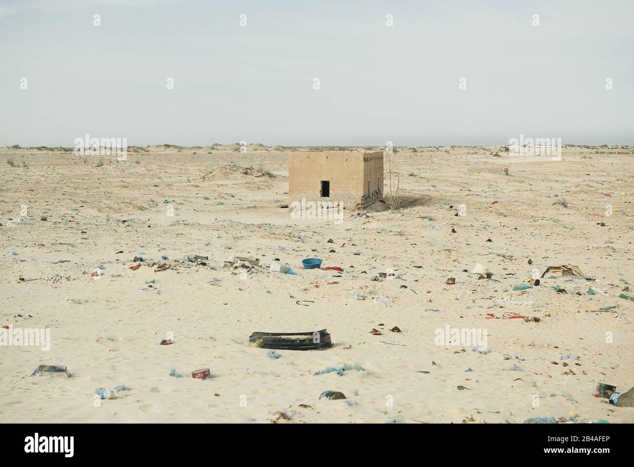 Piccola casa improvvisata nel Sahara, in Mauritania Foto Stock