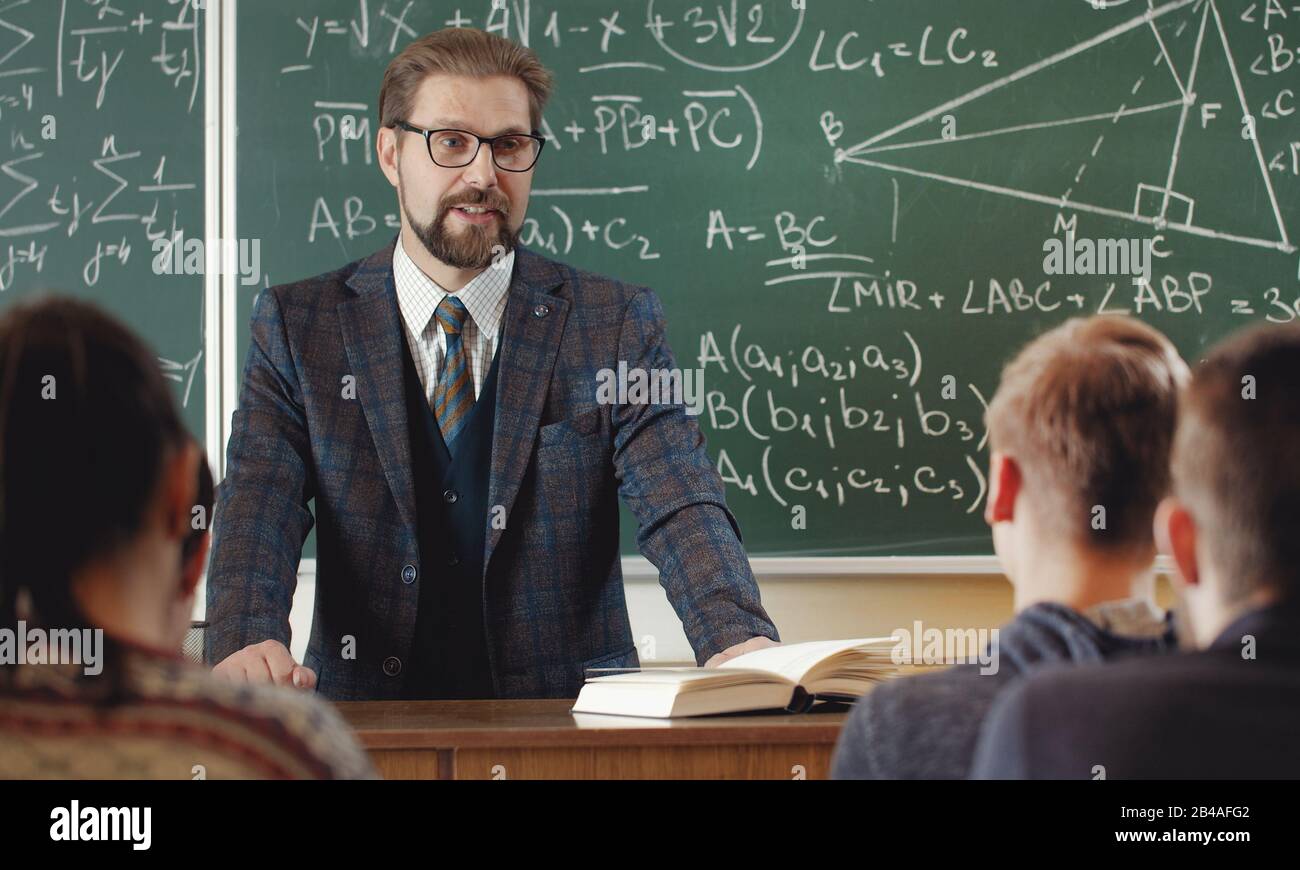 Insegnante di matematica con studenti Foto Stock