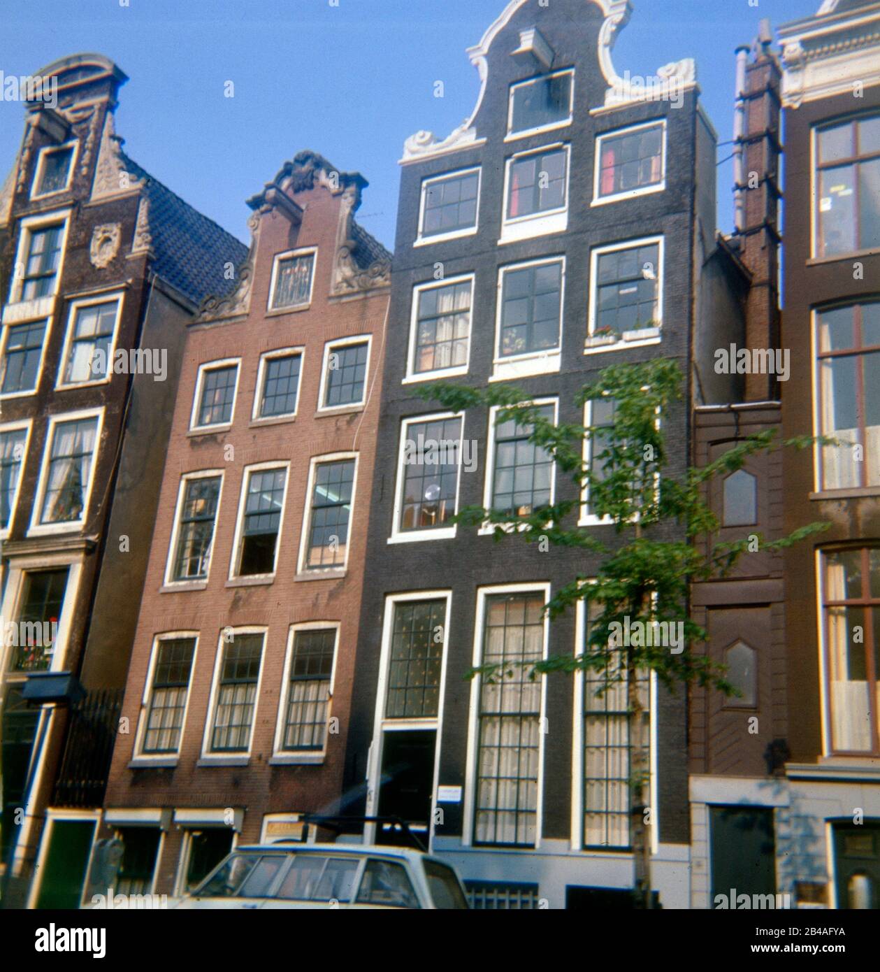 Vintage circa 1972 fotografia, case dei canali ad Amsterdam, Paesi Bassi. FONTE: TRASPARENZA ORIGINALE. Foto Stock