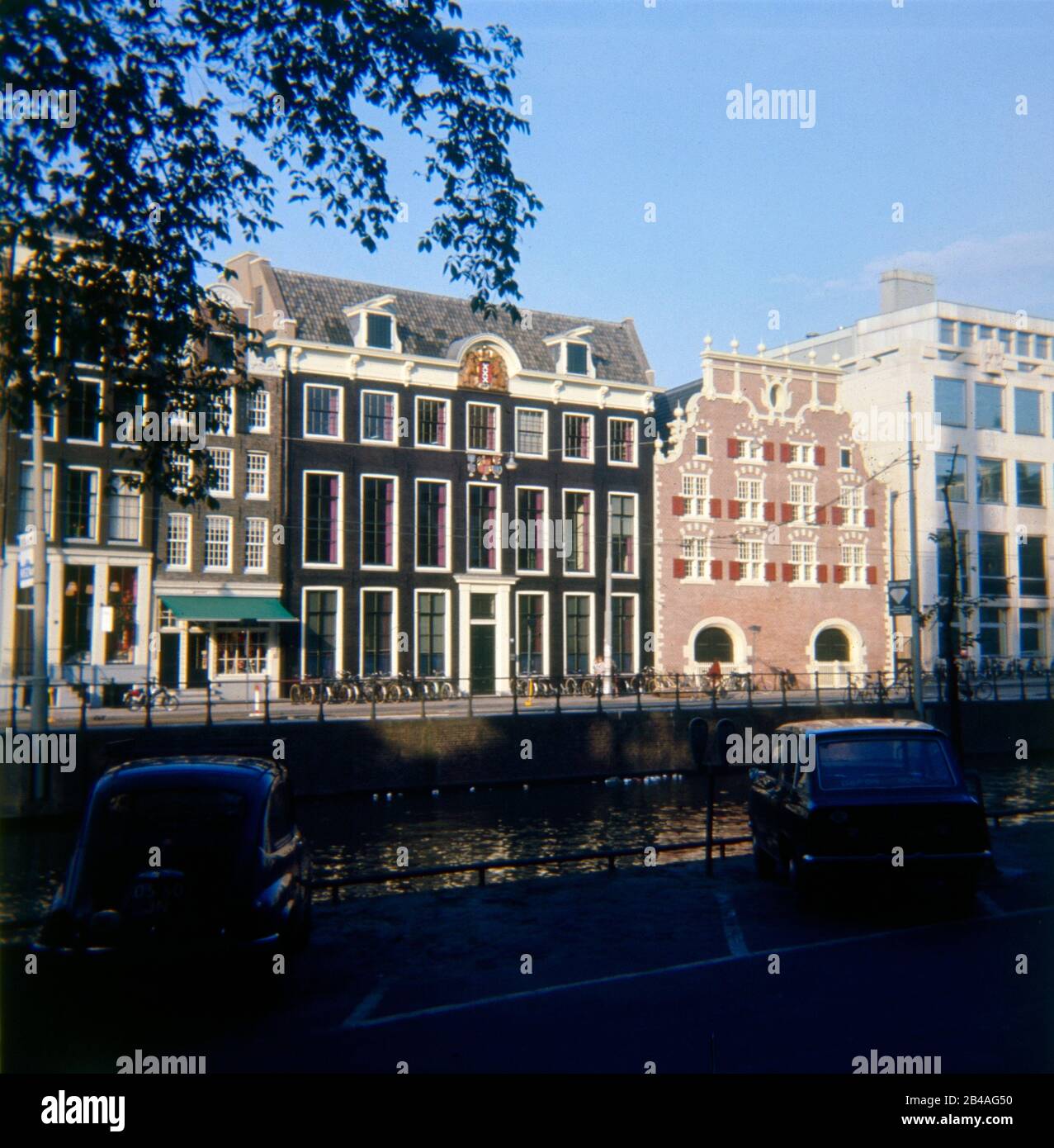 Vintage circa 1972 fotografia, case dei canali ad Amsterdam, Paesi Bassi. FONTE: TRASPARENZA ORIGINALE. Foto Stock