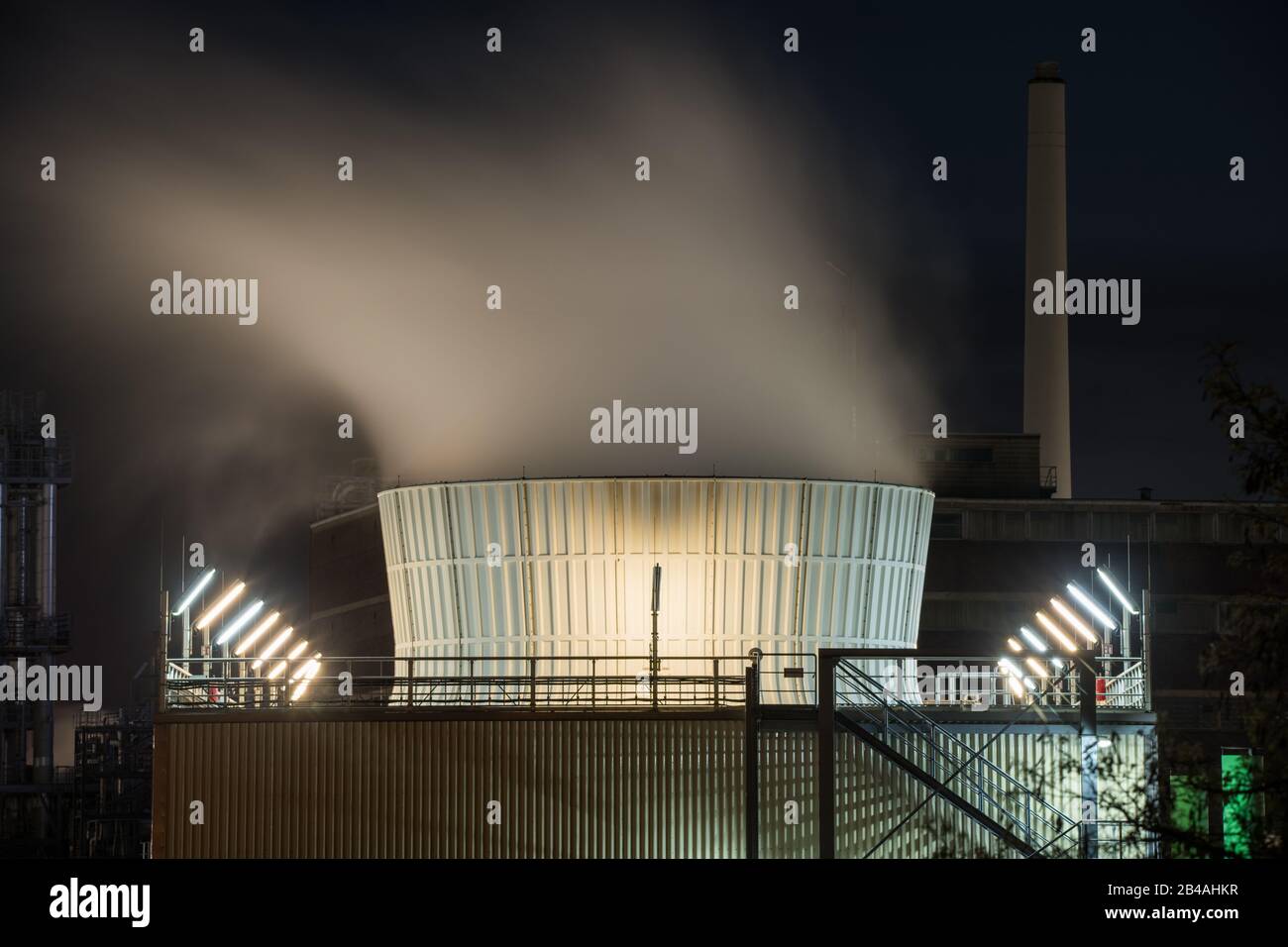 luminoso impianto illuminato di industria chimica di notte Foto Stock