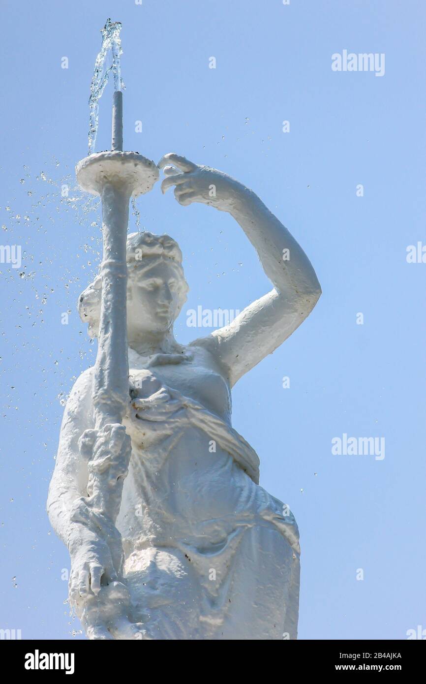 Primo piano della statua femminile in cima alla fontana del Forsyth Park a Savannah, Georgia Foto Stock