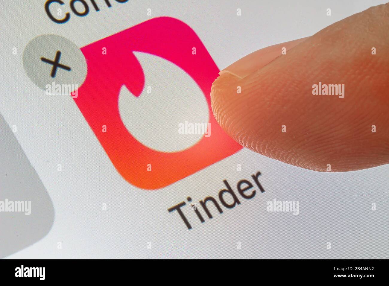 Calgary, Alberta. Canada. 6 Marzo 2020. Una persona che sta per eliminare l'applicazione Tinder. A Scopo Illustrativo Foto Stock