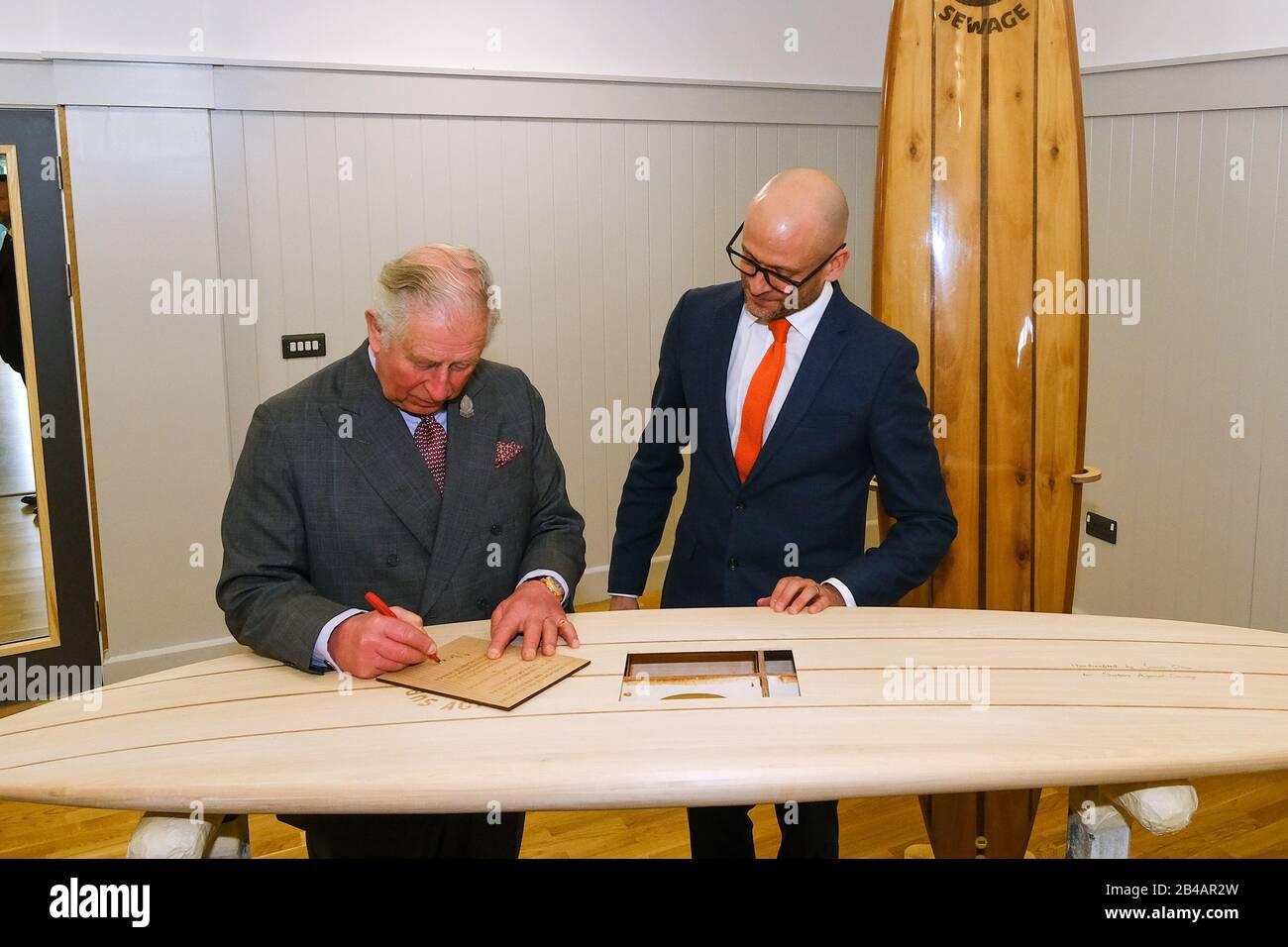 Il Prince of Wales frequenta un ricevimento a Newquay, in Cornwall, per celebrare il 30th anniversario di Surfers Contro Sewage e apre ufficialmente la scuola di sviluppo di Nansledan. Foto PA. Data Immagine: Venerdì 6 Marzo 2020. Vedi la storia di PA ROYAL Charles. Photo credit dovrebbe leggere: Matt Keeble/PA Filo Foto Stock