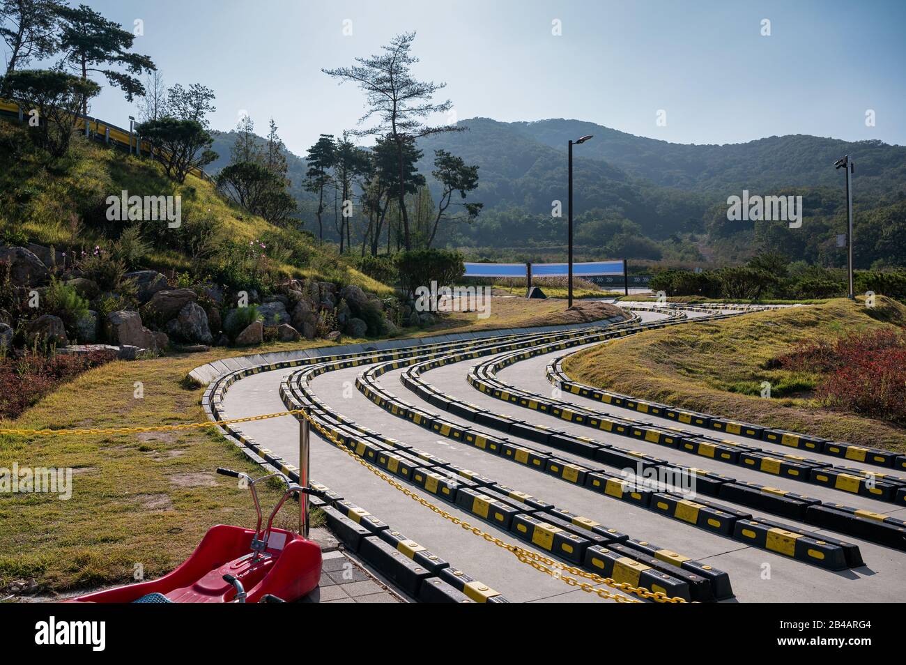 Pista curva dello skyline di Luge attività in collina Foto Stock