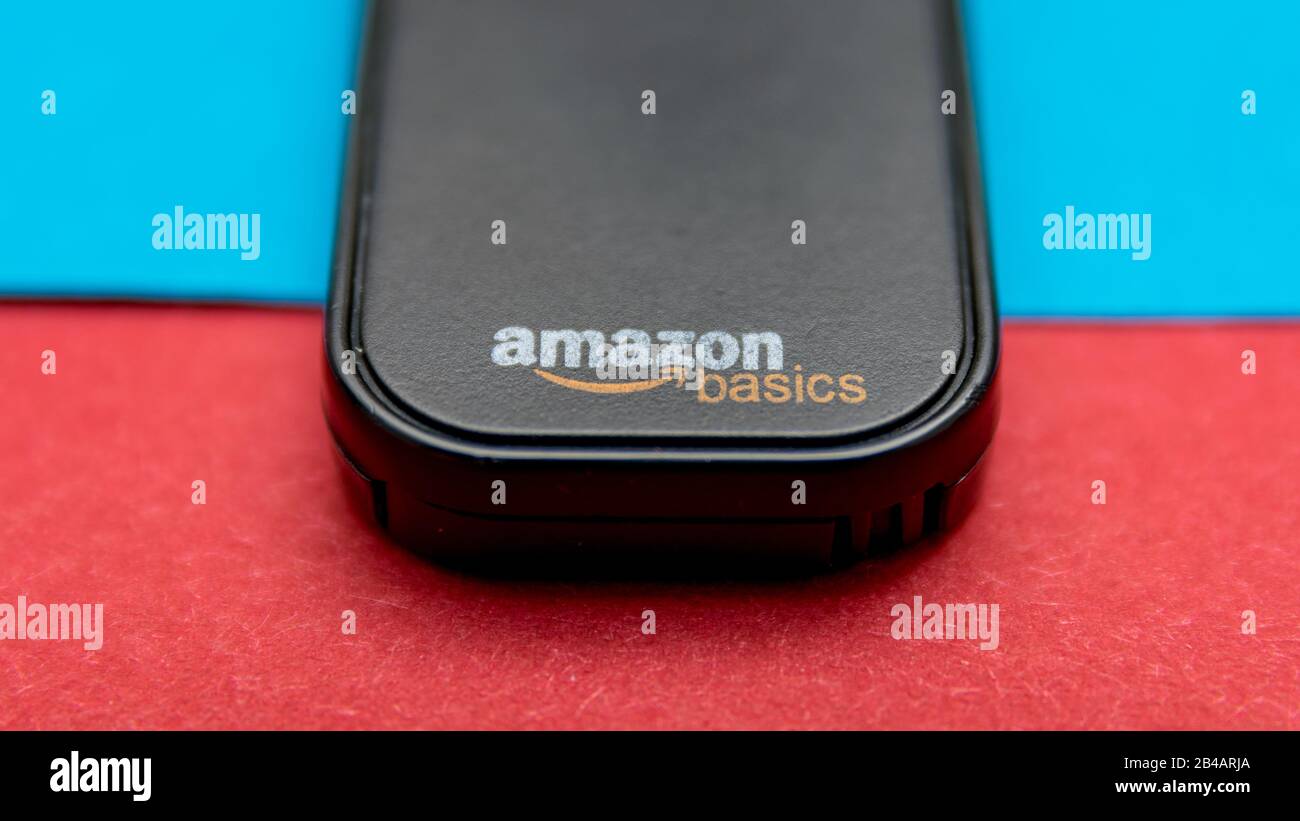 Cluj, ROMANIA - NOV 08, 2019: AmazonBasics - marchio di Amazon private label. Il marchio inizialmente si è concentrato su prodotti piccoli e relativamente economici. Ama Foto Stock