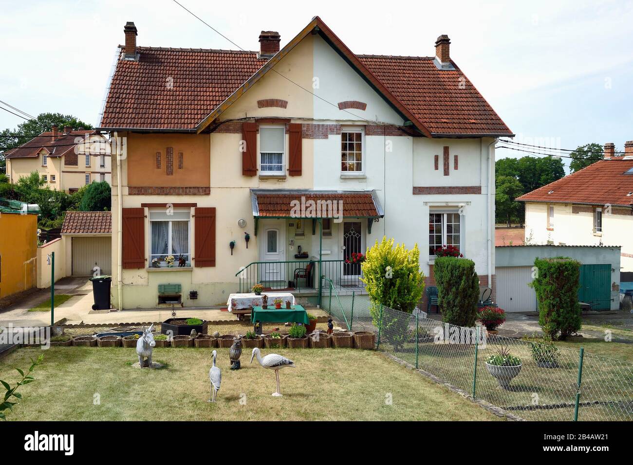 Francia, Mosella, Petite Rosselle, casa di lavoro condivisa da due famiglie avenue de Schoeneck nel quartiere Wendel Nord Foto Stock