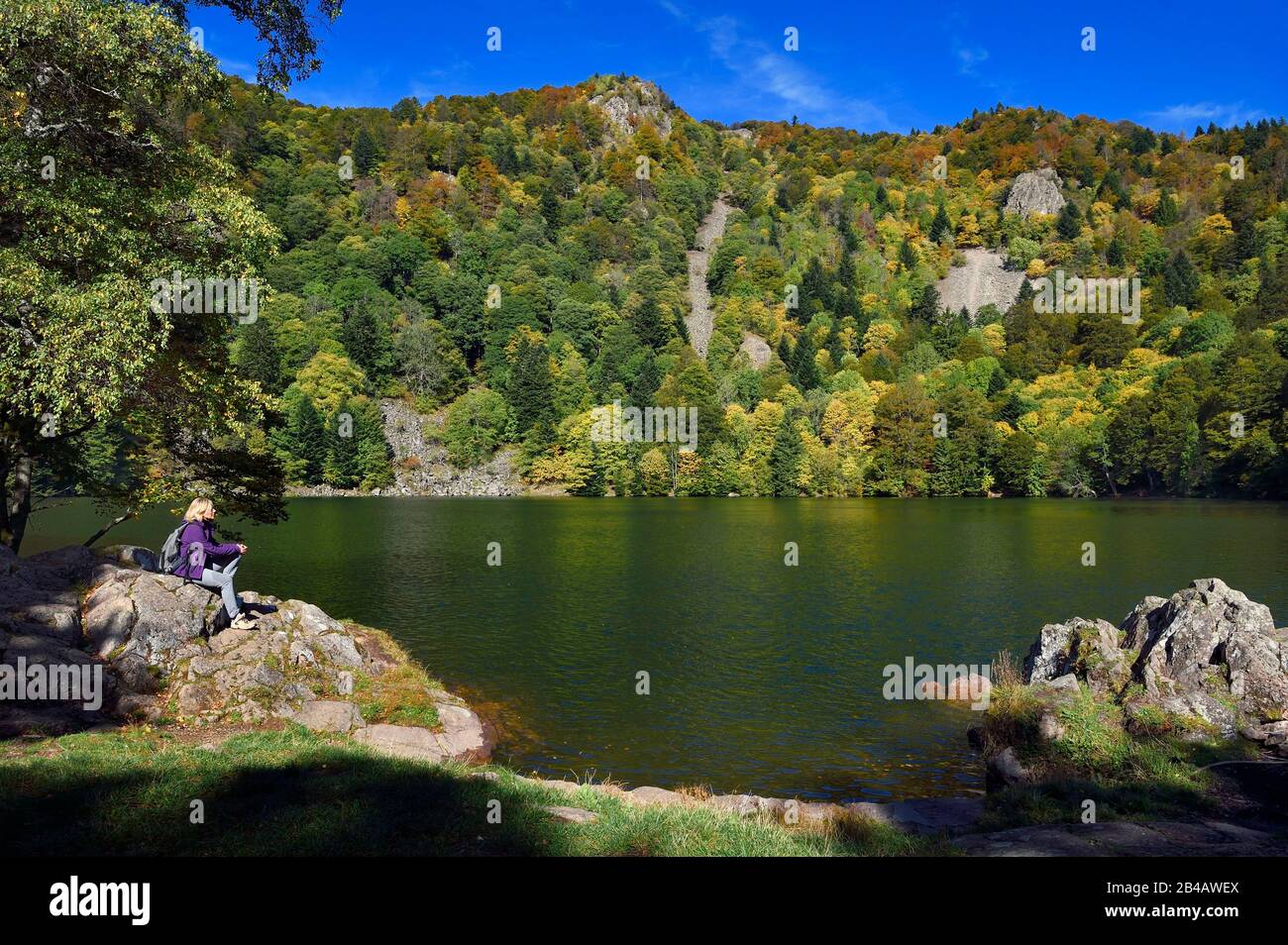 Francia, Alto Reno, Ballons des Vosges Parco Naturale Regionale, Rimbach pres Masevaux, escursionista al Lac des Perches sotto Gazon Rouge dei Vosgi Foto Stock