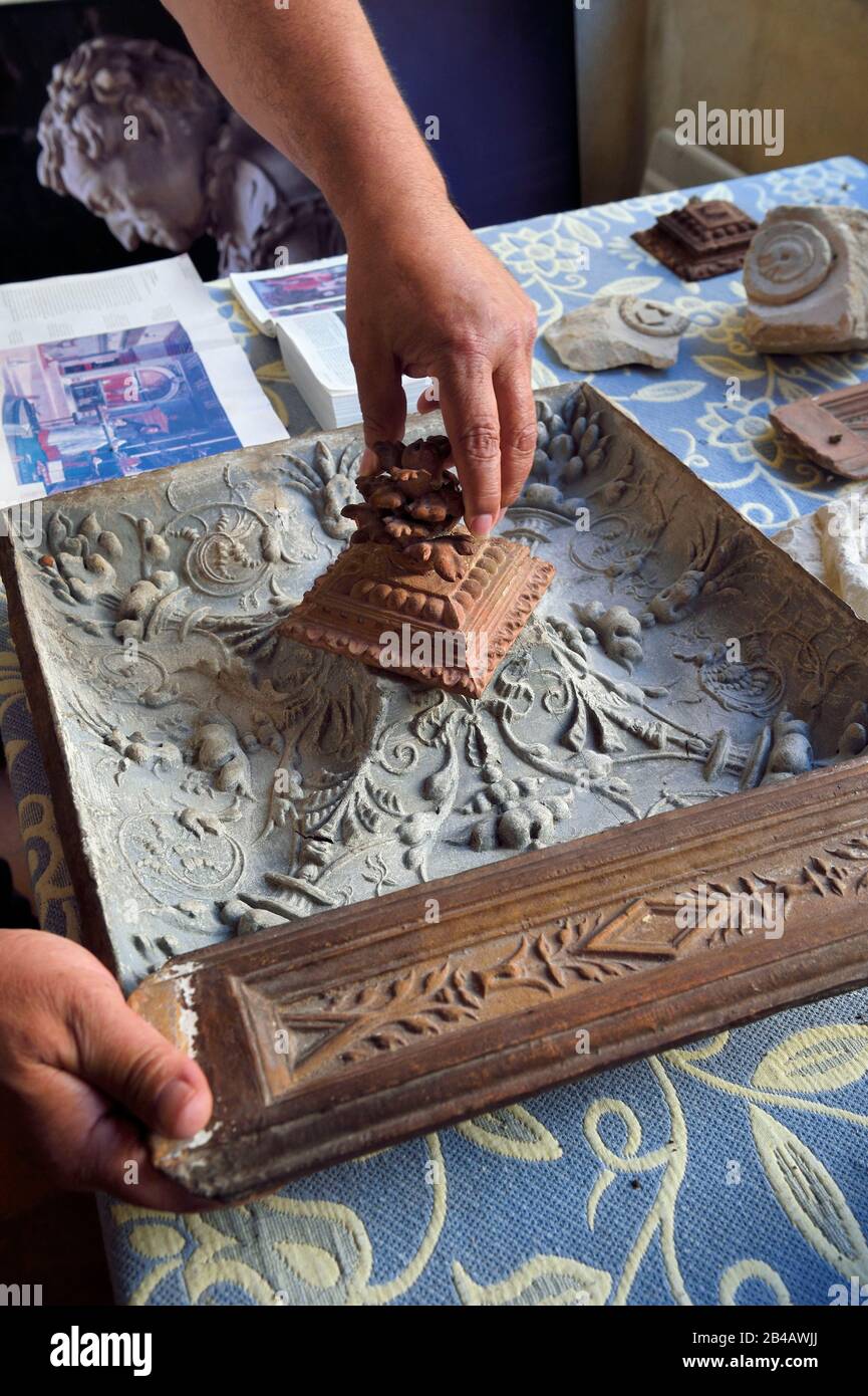 Francia, Meuse, Saint Mihiel, casa dello scultore rinascimentale Ligier Richier, soffitto a cassettoni in terracotta intagliato con decorazione geometrica (verso il 1540) Foto Stock