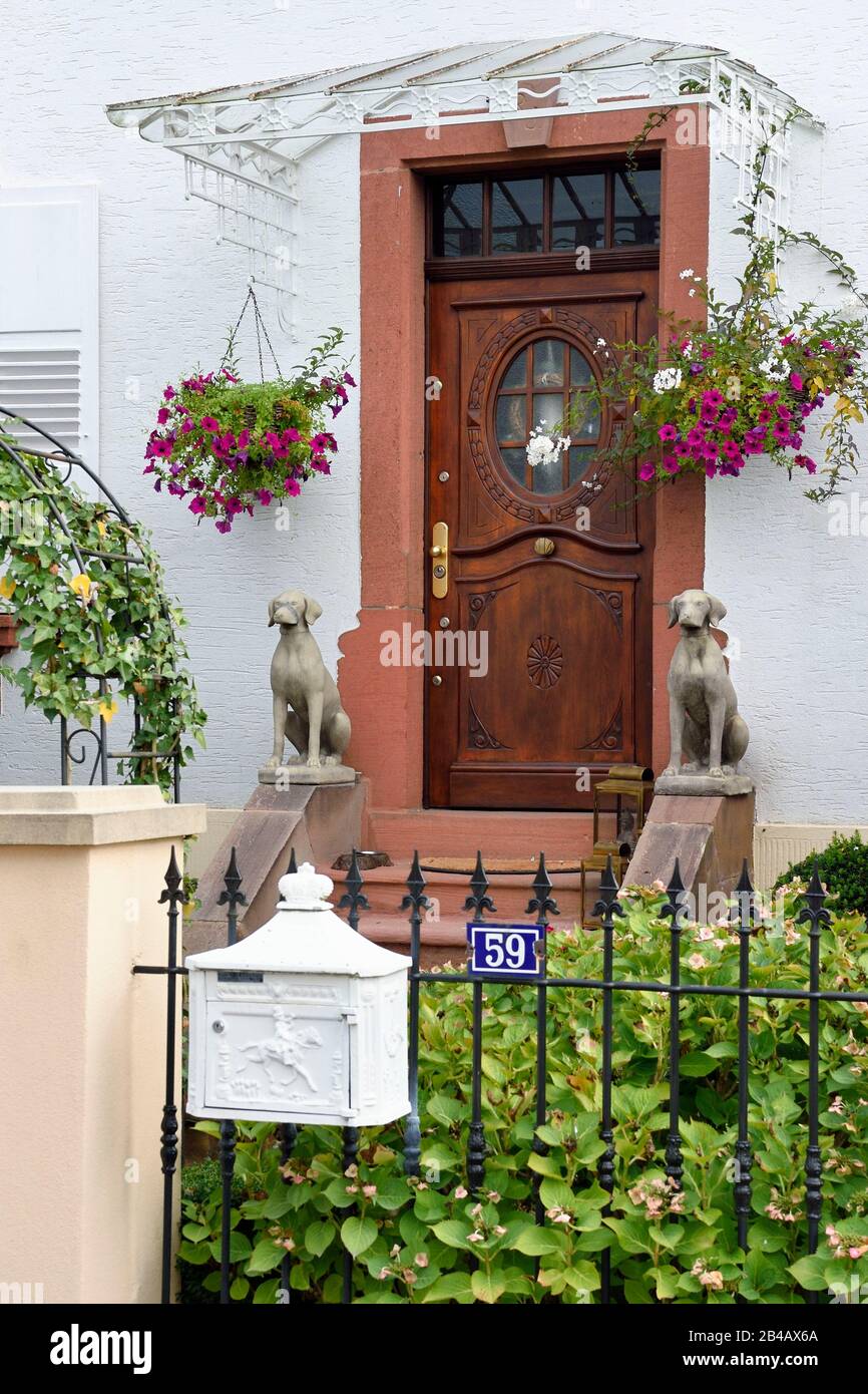 Francia, Bas Rhin, Parco Naturale Regionale dei Vosgi del Nord, Obersteinbach, guardia cani statue di fronte a una casa Foto Stock