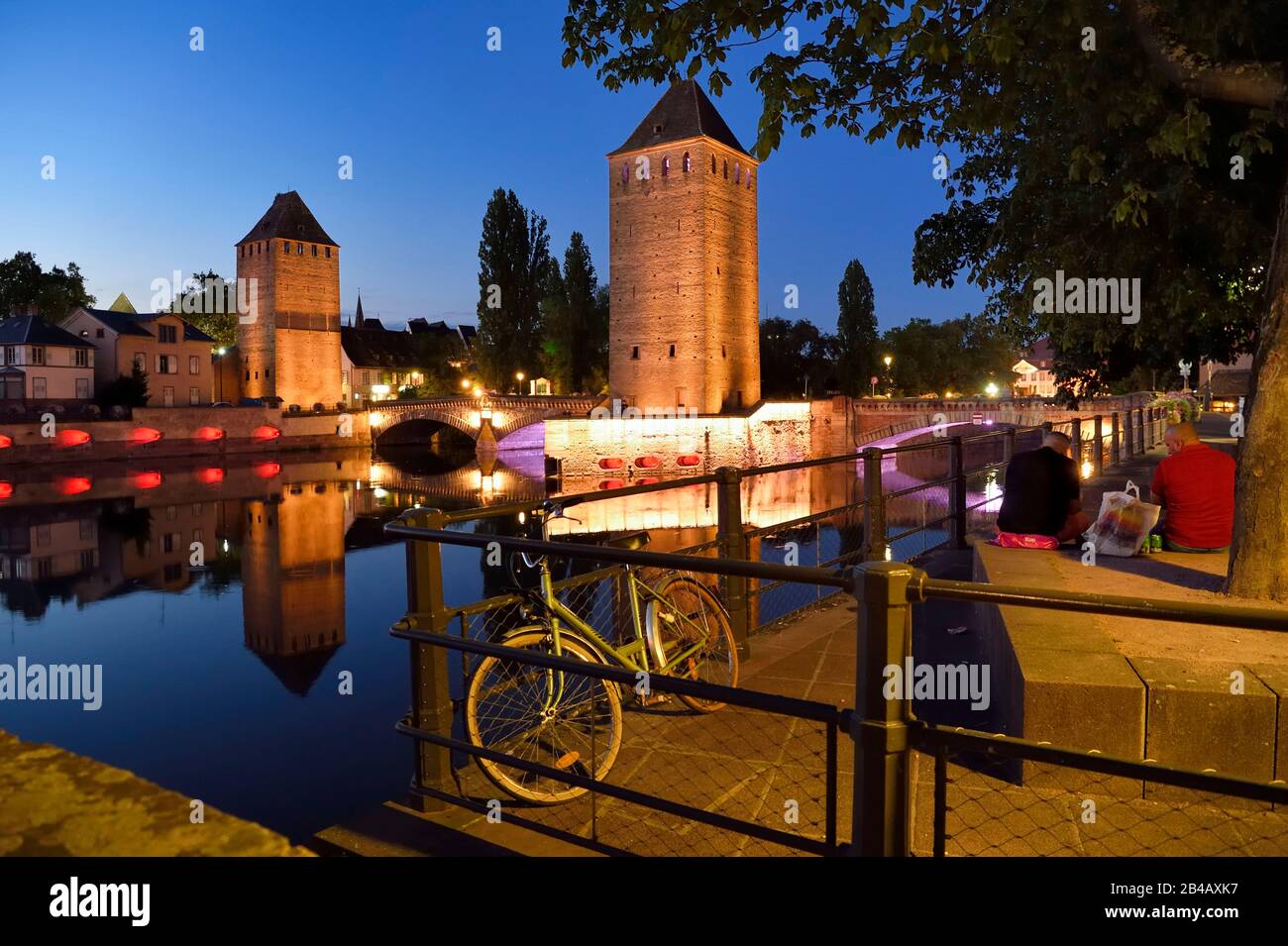 Francia, Bas Rhin, Strasburgo, città vecchia dichiarata Patrimonio dell'Umanità dall'UNESCO, quartiere Petite France, torri difensive dei ponti coperti Foto Stock