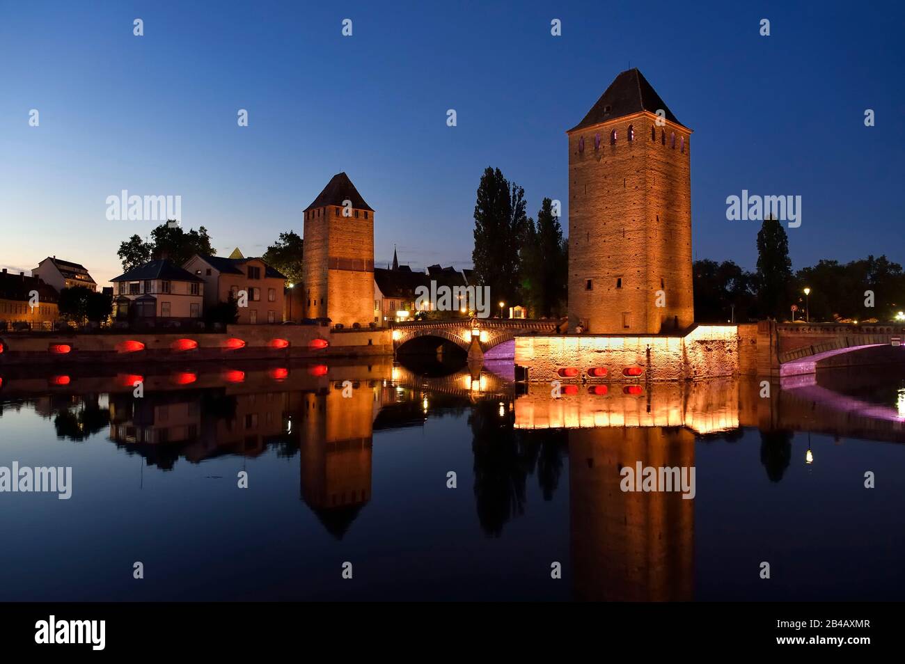 Francia, Bas Rhin, Strasburgo, città vecchia dichiarata Patrimonio dell'Umanità dall'UNESCO, quartiere Petite France, torri difensive dei ponti coperti Foto Stock