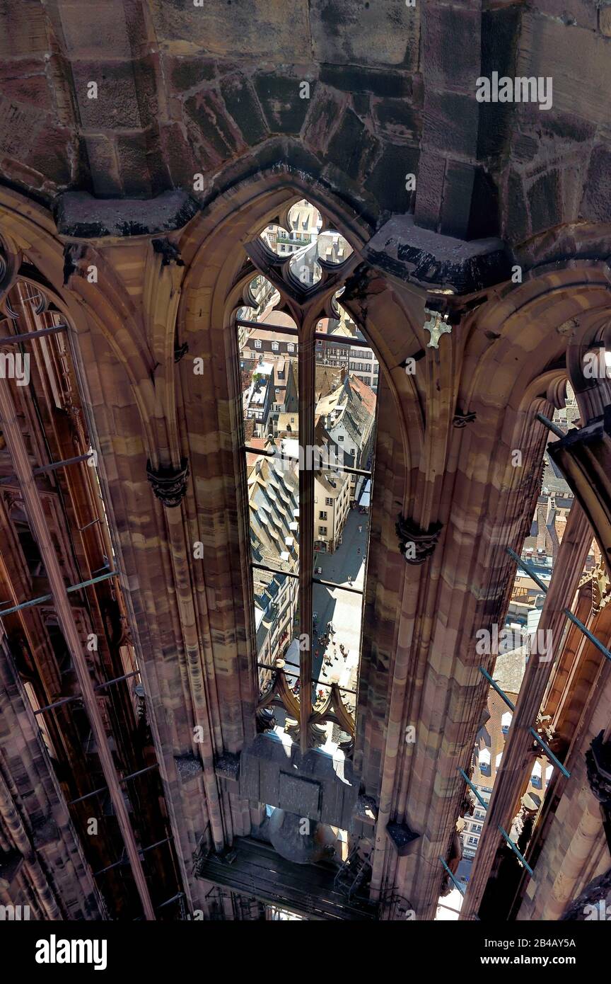 Francia, Bas Rhin, Strasburgo, città vecchia dichiarata Patrimonio dell'Umanità dall'UNESCO, Cattedrale di Notre Dame, una delle quattro campane fisse che suonano le ore nella torre ottagonale Foto Stock