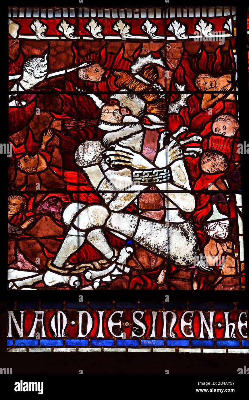 Francia, Bas Rhin, Strasburgo, città vecchia dichiarata Patrimonio dell'Umanità dall'UNESCO, Cattedrale di Notre Dame, vetrate raffiguranti il diavolo incatenato Foto Stock