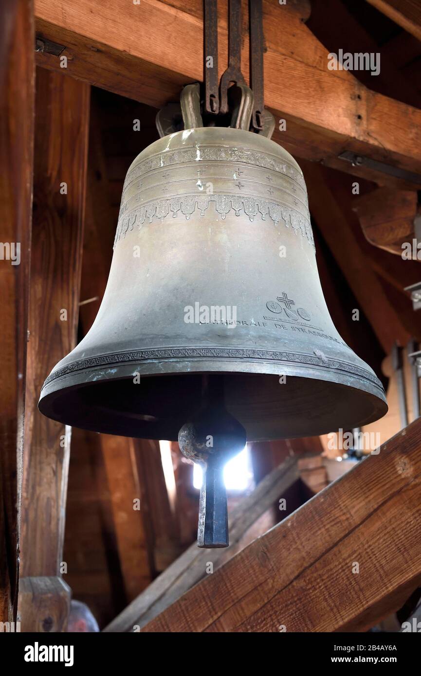 Francia, Bas Rhin, Strasburgo, città vecchia dichiarata Patrimonio dell'Umanità dall'UNESCO, Cattedrale di Notre Dame, sotto il tetto della torre Klotz sono le sei campane che suonano le masse settimanali, ma anche i battesimi, matrimoni e morti dei parrocchiani Foto Stock