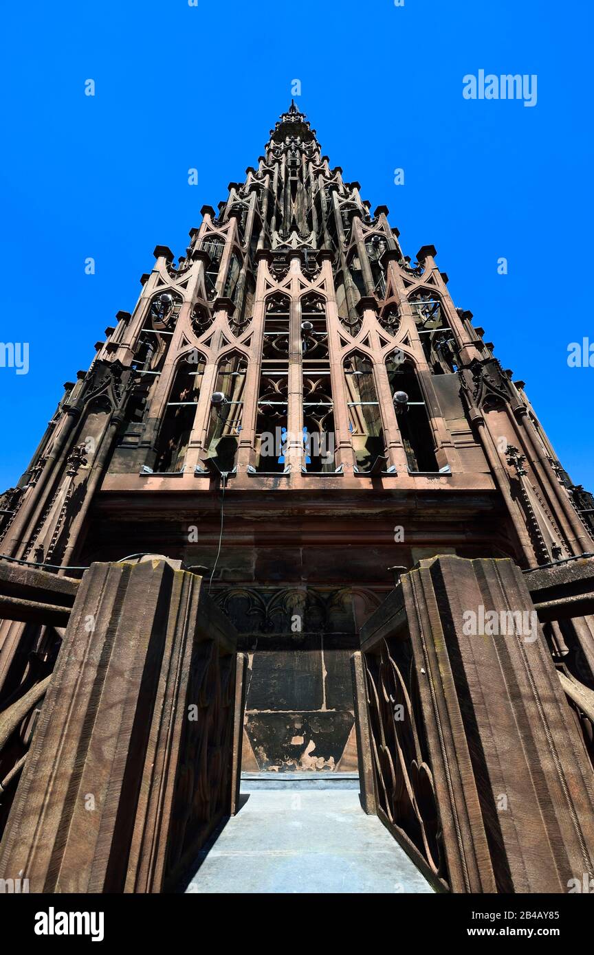 Francia, basso Reno, Strasburgo, città vecchia dichiarata Patrimonio dell'Umanità dall'UNESCO, Cattedrale di Notre Dame, vista della freccia dalla cima della torre ottagonale, è dotato di otto scale esterne nascoste in questo complesso a otto lati piramide disegno Foto Stock