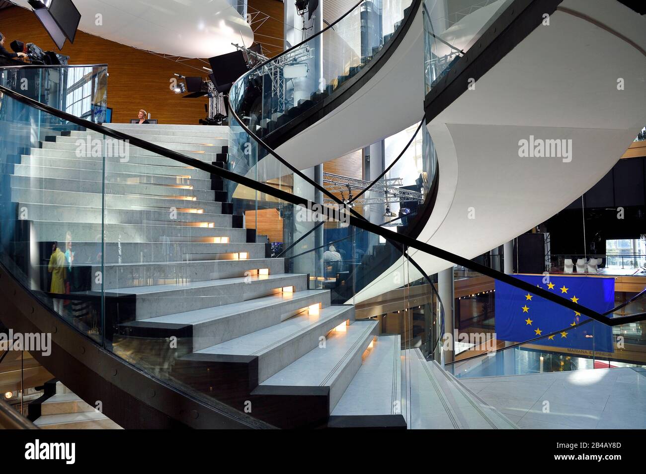 Francia, Bas Rhin, Strasburgo, distretto europeo, Parlamento europeo, edificio Louise Weiss, struttura elicoidale della scala principale ufficiale ispirata allo studio di Leonardo da Vinci Foto Stock