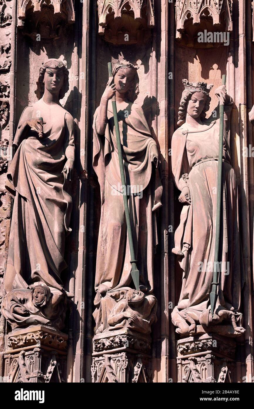 Francia, Bas Rhin, Strasburgo, città vecchia dichiarata Patrimonio dell'Umanità dall'UNESCO, Cattedrale di Notre Dame, la facciata occidentale, portale laterale nord (13th secolo), statue che rappresentano le virtù che uccisano i vizi Foto Stock