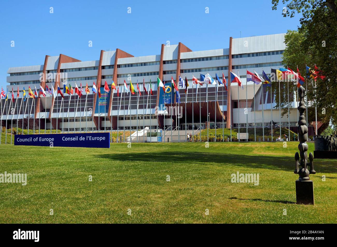 Francia, Bas Rhin, Strasburgo, distretto europeo, il Palazzo d'Europa con bandiere degli Stati membri, sede del Consiglio d'Europa Foto Stock