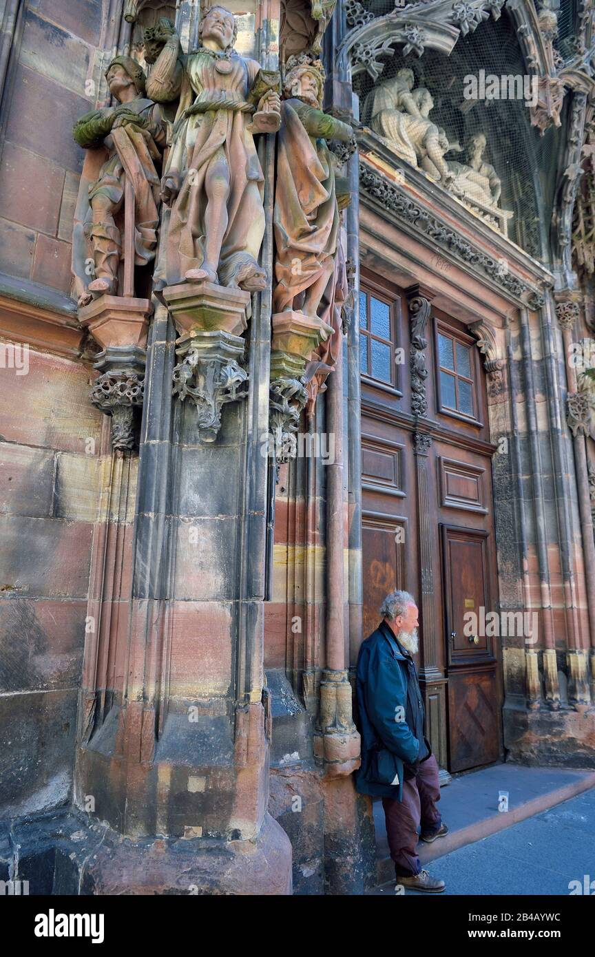 Francia, Bas Rhin, Strasburgo, città vecchia dichiarata Patrimonio dell'Umanità dall'UNESCO, Cattedrale di Notre Dame, portale di Saint-Laurent nel transetto nord con l'adorazione dei magi biblici dello scultore Johan von Ach, mendicante in attesa dell'uscita della messa Foto Stock