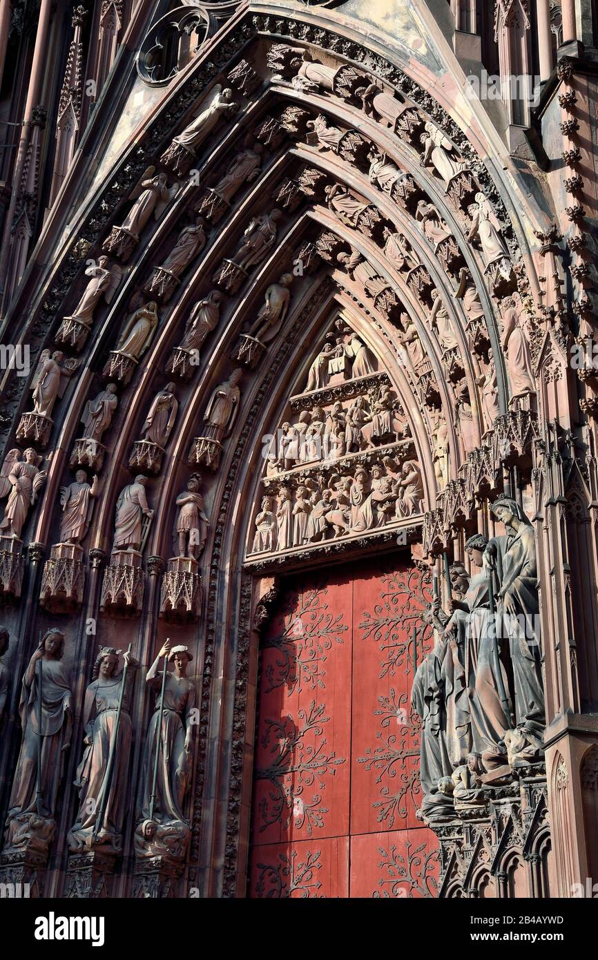 Francia, Bas Rhin, Strasburgo, città vecchia dichiarata Patrimonio dell'Umanità dall'UNESCO, Cattedrale di Notre Dame, la facciata occidentale, portale nord chiamato Virtù Slaying vizi Foto Stock