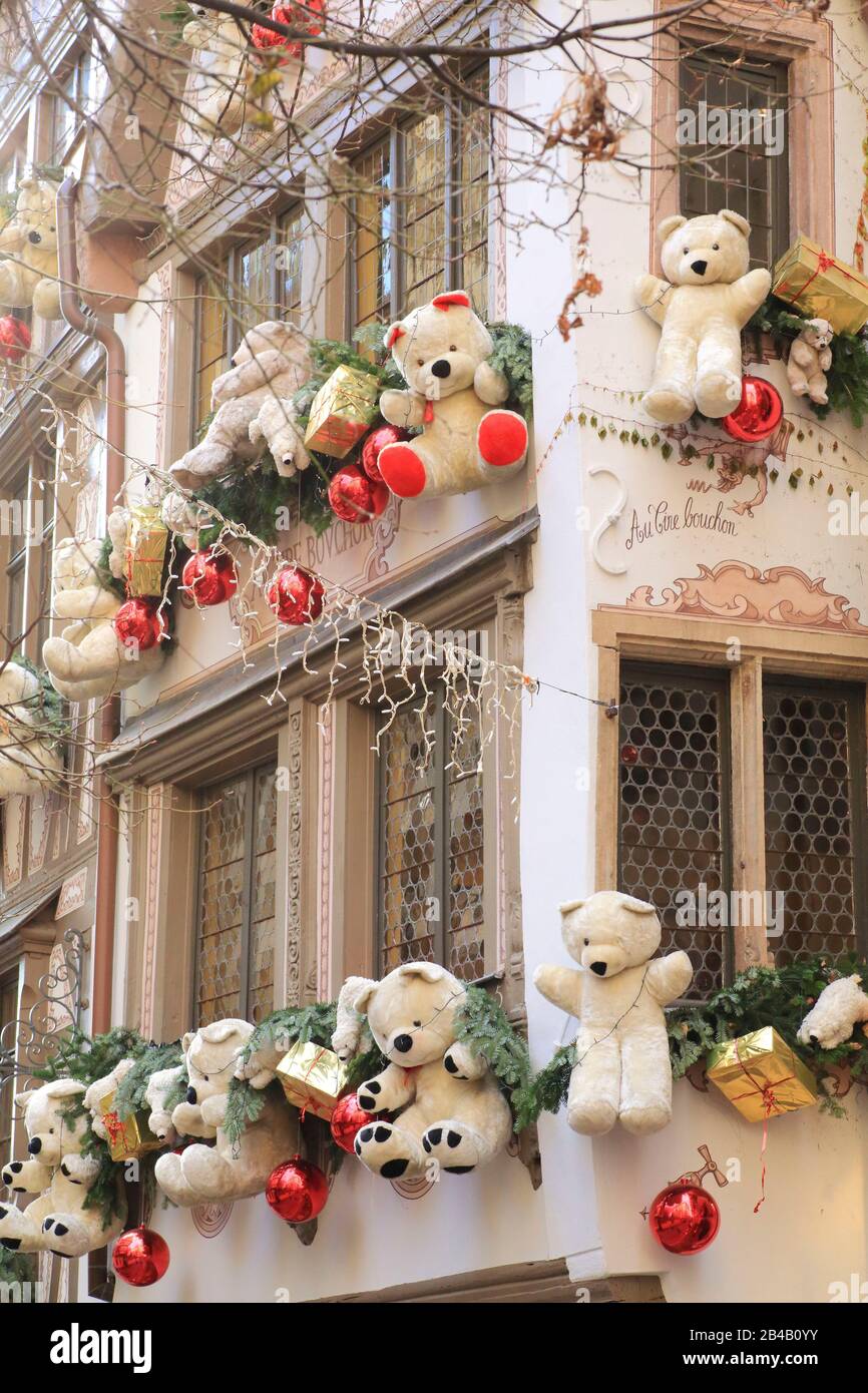 Francia, Bas Rhin, Strasburgo, rue des tailleurs de pierre, facciata del le Tire Bouchon winstub con la sua decorazione durante il mercato di Natale (Christkindelsmärik) Foto Stock