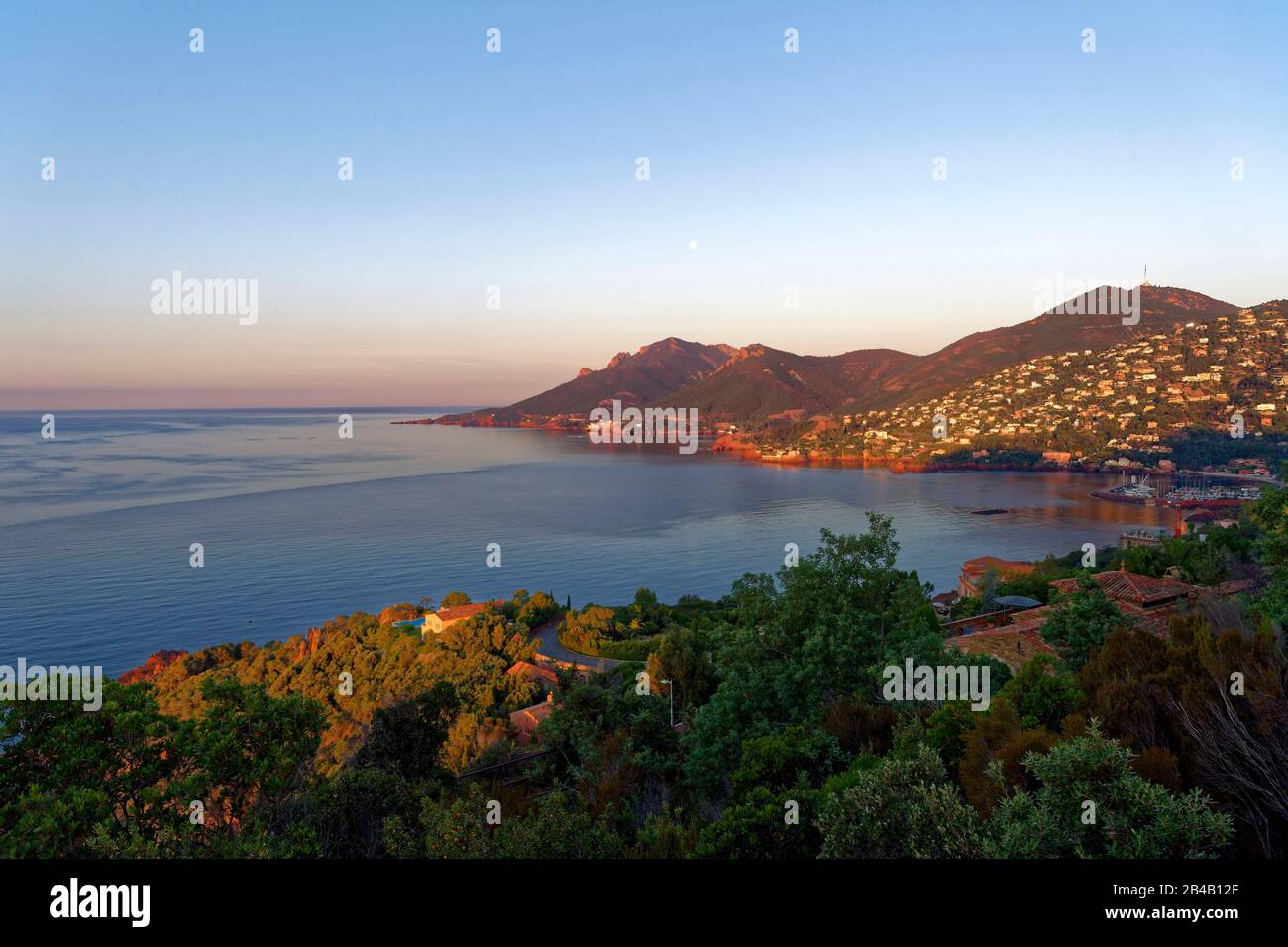 Francia, Alpes Maritime, Massif de l'Esterel, Corniche d'Or (cornice dorata), Theoule sur Mer, la frazione di Miramar e punto Esquillon Foto Stock