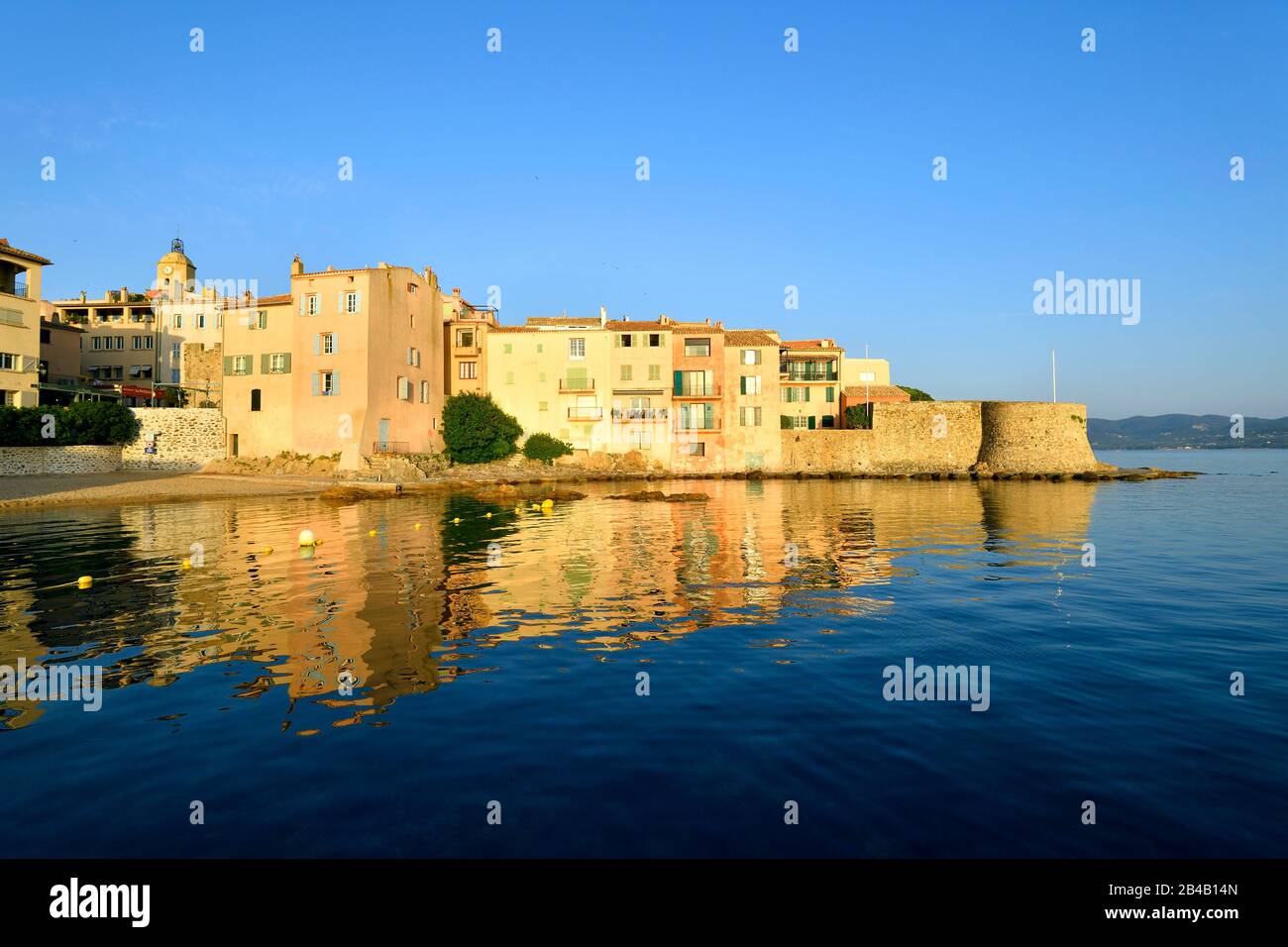 Francia, Var, Saint Tropez, Ponche spiaggia, vecchio porto di pesca, in background la chiesa parrocchiale Notre-Dame dell'Assunzione e sulla destra la Torre Vecchia (Tour Vieille) Foto Stock