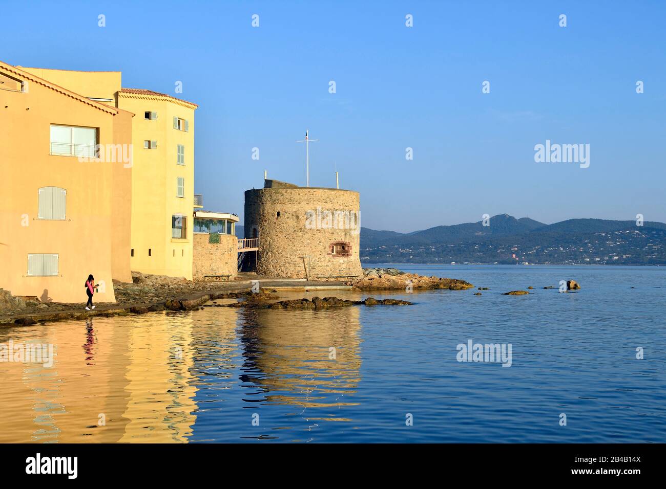 Francia, Var, Saint Tropez, spiaggia di Ponche, vecchio porto di pesca, e la Torre Vecchia (Tour Vieille) Foto Stock