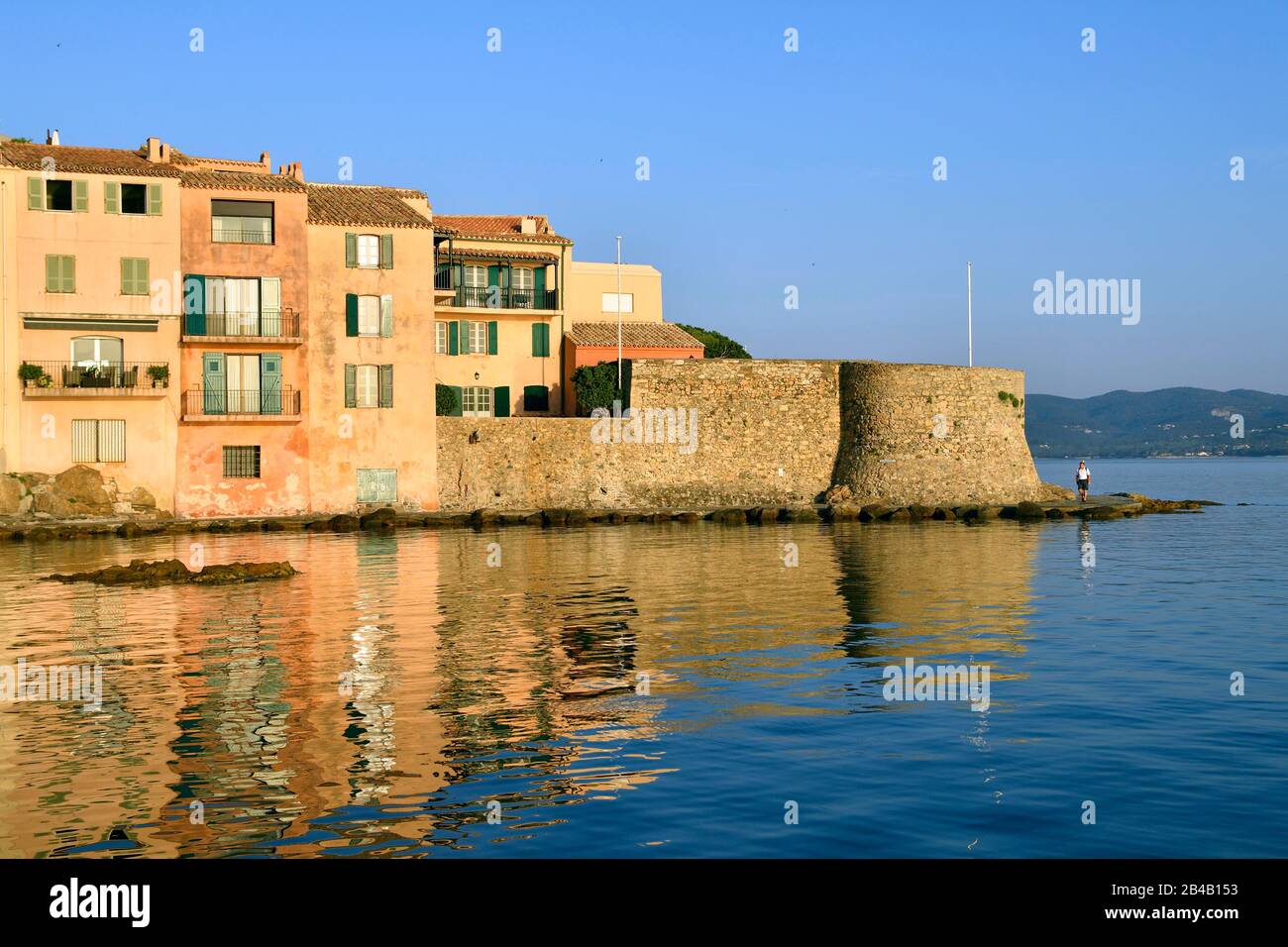 Francia, Var, Saint Tropez, Ponche beach, vecchio porto da pesca, sullo sfondo a destra la Vecchia Torre (Tour Vieille) Foto Stock