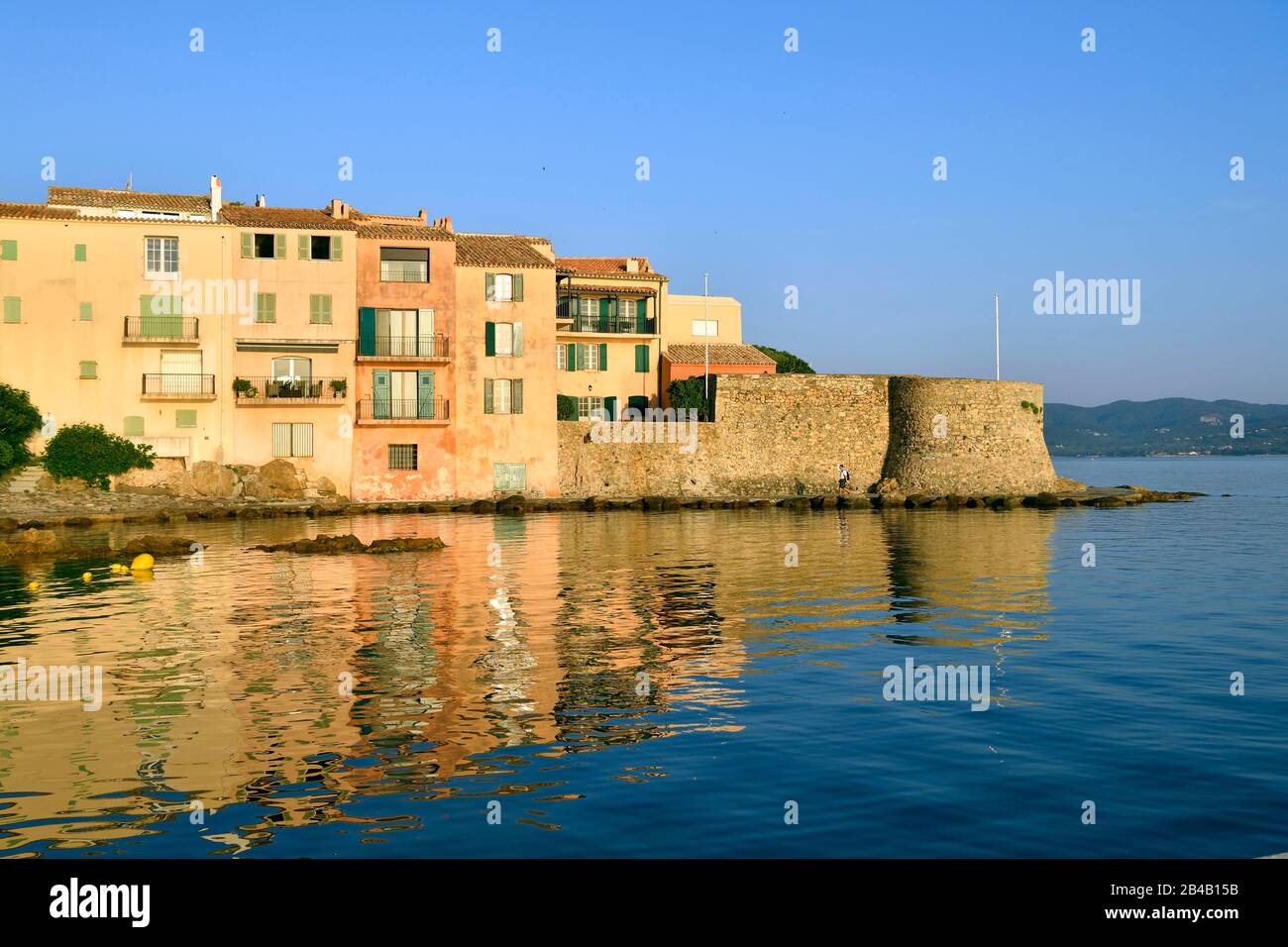 Francia, Var, Saint Tropez, Ponche beach, vecchio porto da pesca, sullo sfondo a destra la Vecchia Torre (Tour Vieille) Foto Stock