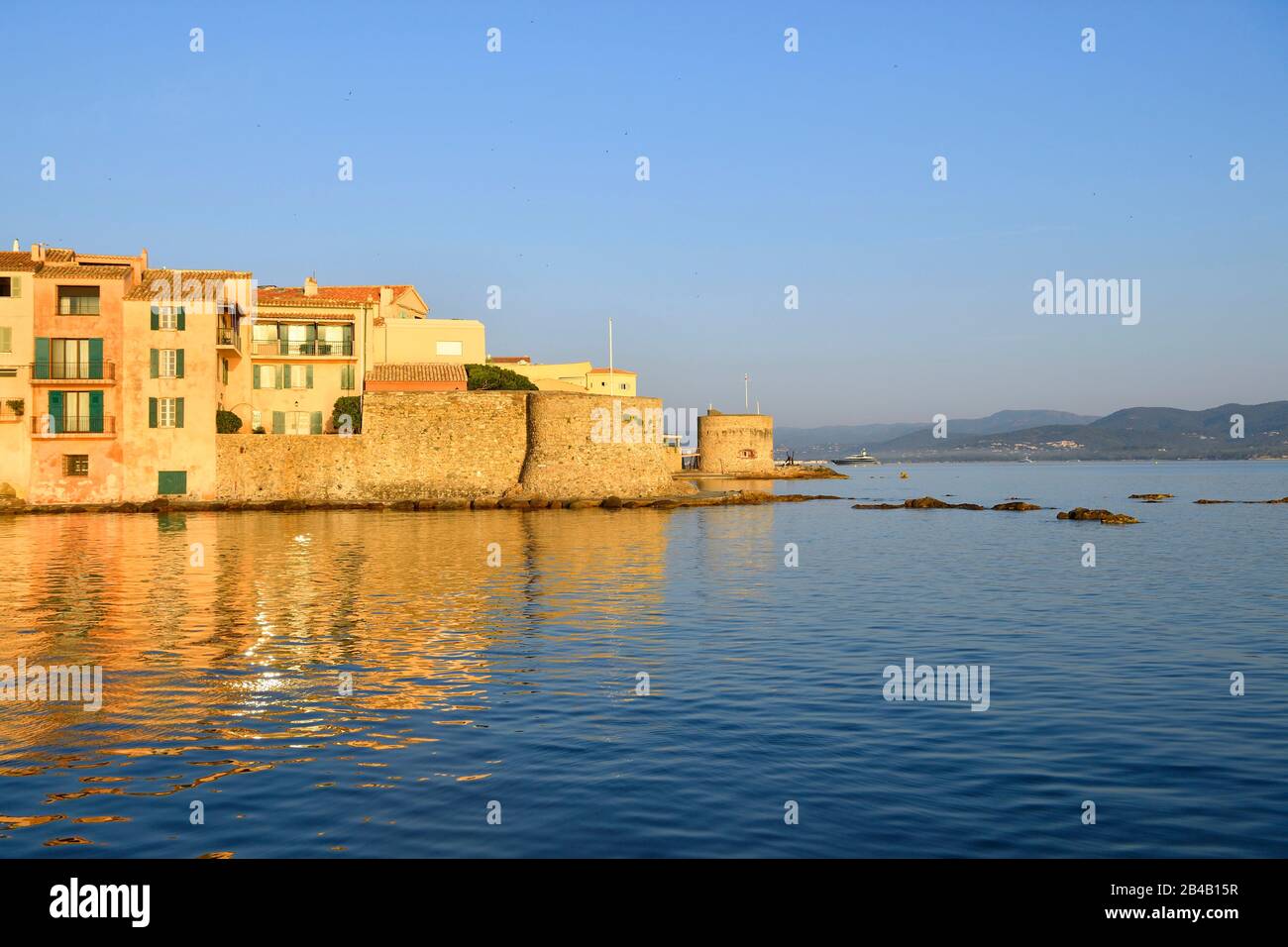 Francia, Var, Saint Tropez, Ponche beach, vecchio porto da pesca, sullo sfondo a destra la Vecchia Torre (Tour Vieille) Foto Stock