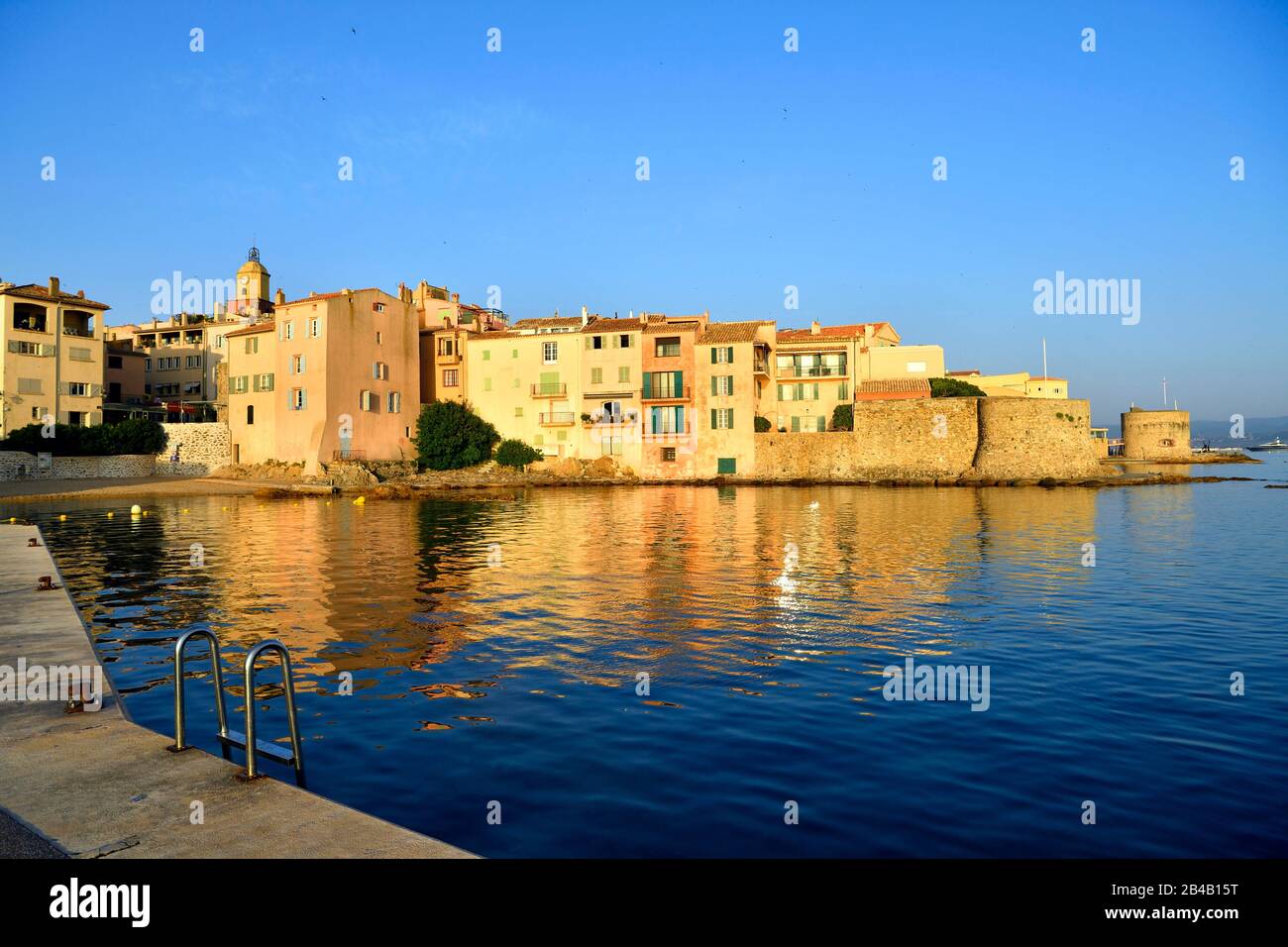 Francia, Var, Saint Tropez, Ponche spiaggia, vecchio porto di pesca, in background la chiesa parrocchiale Notre-Dame dell'Assunzione e sulla destra la Torre Vecchia (Tour Vieille) Foto Stock