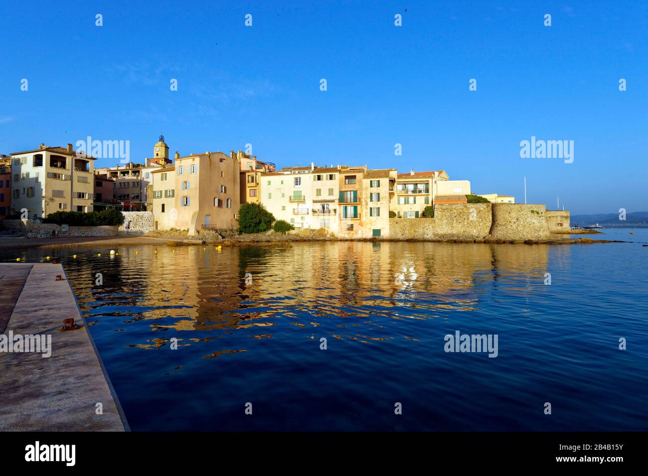 Francia, Var, Saint Tropez, Ponche spiaggia, vecchio porto di pesca, in background la chiesa parrocchiale Notre-Dame dell'Assunzione e sulla destra la Torre Vecchia (Tour Vieille) Foto Stock