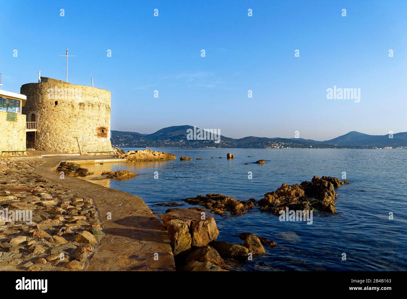Francia, Var, Saint Tropez, spiaggia di Ponche, vecchio porto di pesca, e la Torre Vecchia (Tour Vieille) Foto Stock