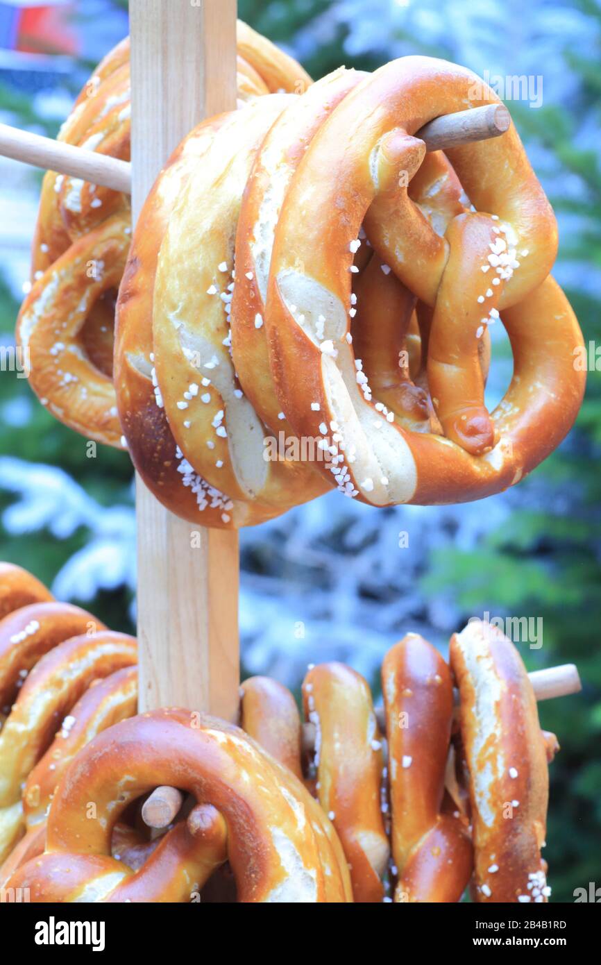 Francia, Bas Rhin, Haguenau, tradizionale mercato di Natale alsaziano, pretzel (biscotti alsaziani cosparsi di sale grosso) Foto Stock