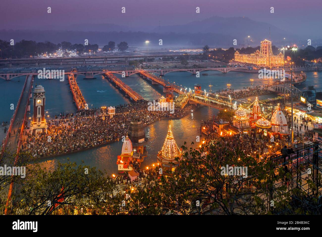 India, Uttarakhand, Haridwar, città Santa di induismo, pellegrinaggio indù Kumbh Mela, Har Ki Pauri Ghat, vista notturna elevata del raduno religioso Foto Stock