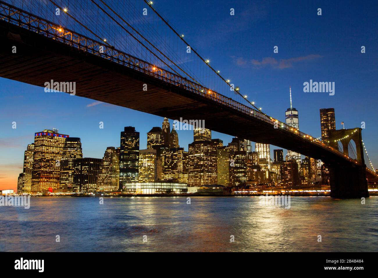 Stati Uniti, New York, Manhattan, Brroklyn Bridge di fronte allo skyline notturno con Il One World Trade Center (1WTC) Foto Stock